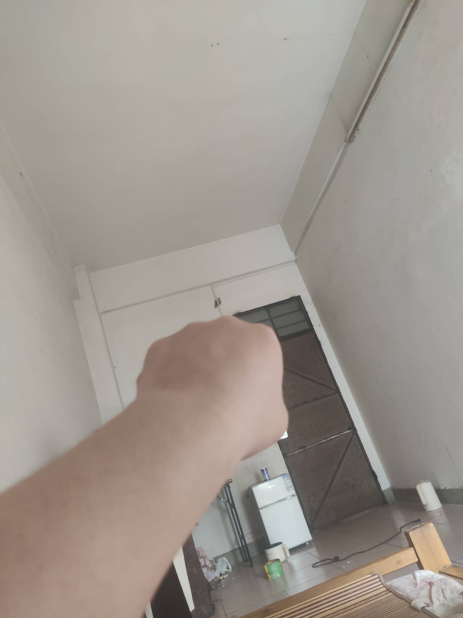 挂壁房住不下去了又要找地方了，以前住的挂壁老哥多一点安静的很，现在搬来了好多拖家47 / 作者:云边有个挂壁仔 / 