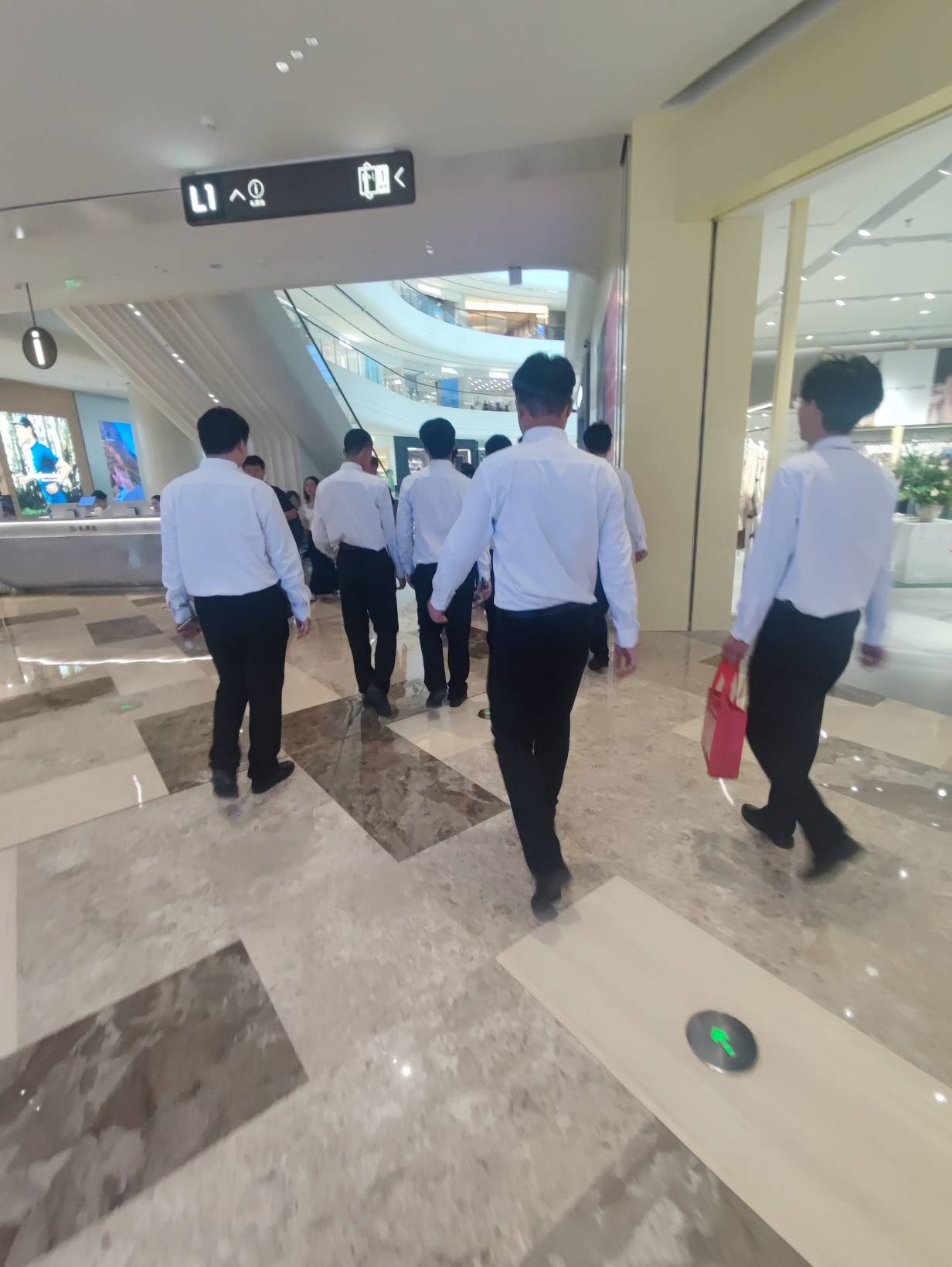 我曰这商场保安太难干了，今天被分去巡逻商业街了，两小时就要打卡一遍16个点上传到ap5 / 作者:麻将糊了333 / 