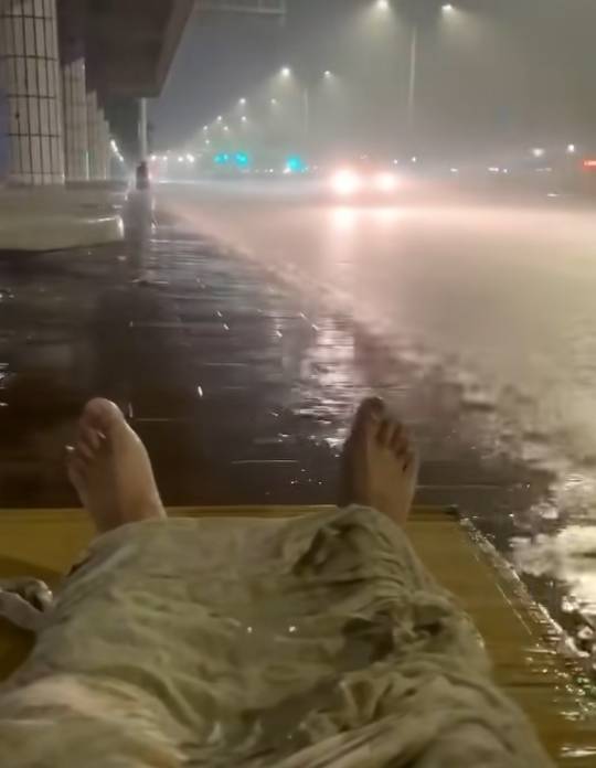 看今天晚上能不能破零了， 被房东赶出来的第二天，捡了一点别人不吃的剩饭，活成这个90 / 作者:挂壁哥 / 