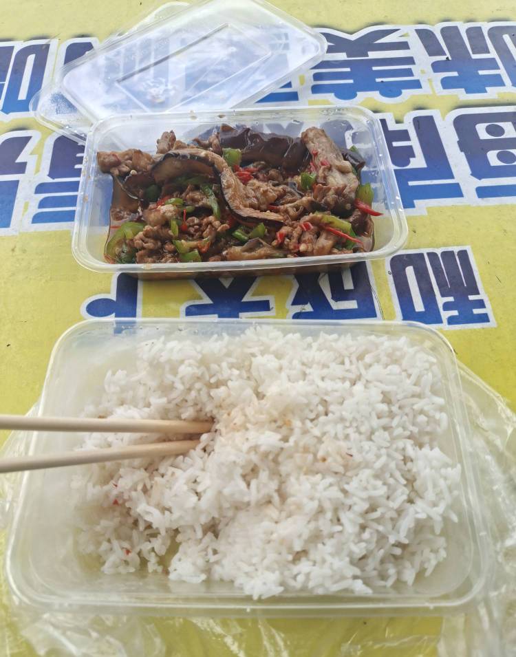老哥救我，被房东赶出来的第二天，捡了一点别人不吃的剩饭，该何去何从



79 / 作者:挂壁哥 / 