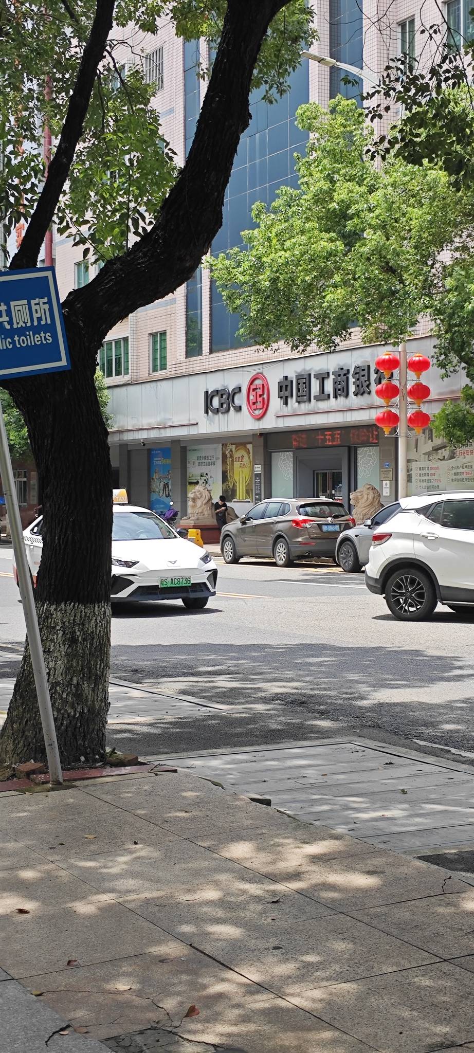 贵州工行柜台解开了！可以飞毕节了，看我七八张卡都问我开这么多卡干嘛用的，还叫来了7 / 作者:卡农豆包 / 