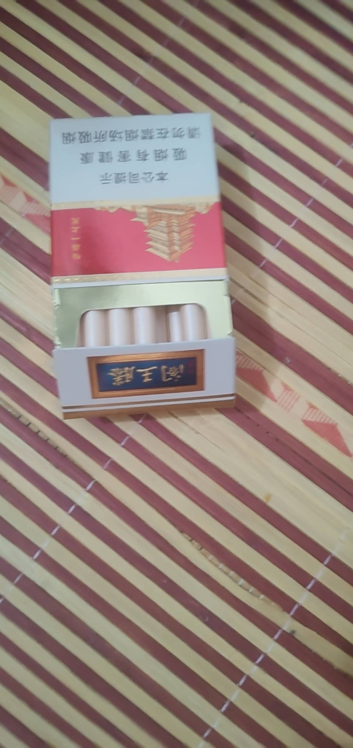 老哥们你们不吃饭也要抽烟吗？修我隔壁的老哥至少躺了3个月起步了，今天又来拿了两块14 / 作者:旅途11 / 
