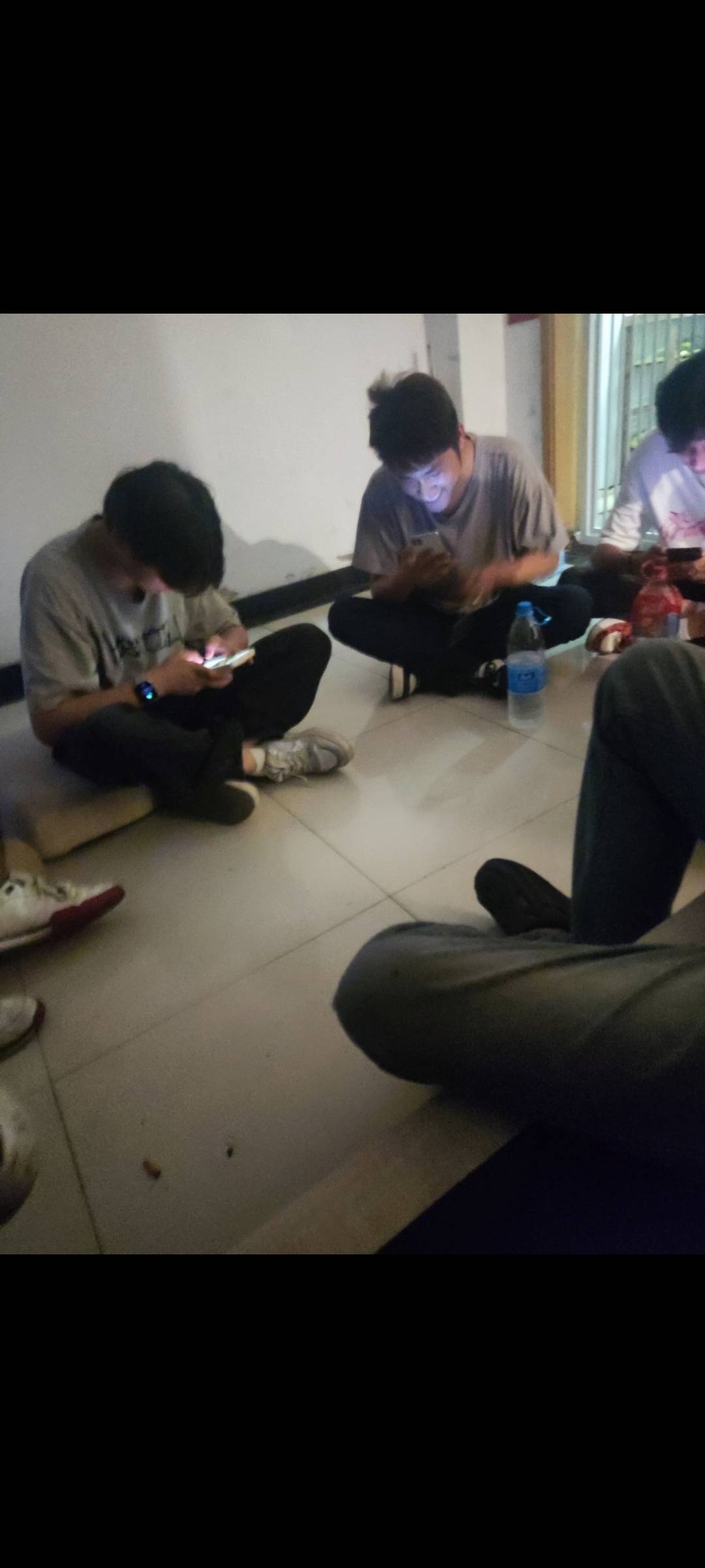 我去，我后悔了，我还是想回商场里当门童了。今天跟主管说不干了，下午跑几个厂面试，11 / 作者:麻将糊了333 / 