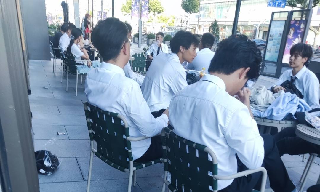 我去，我后悔了，我还是想回商场里当门童了。今天跟主管说不干了，下午跑几个厂面试，21 / 作者:麻将糊了333 / 