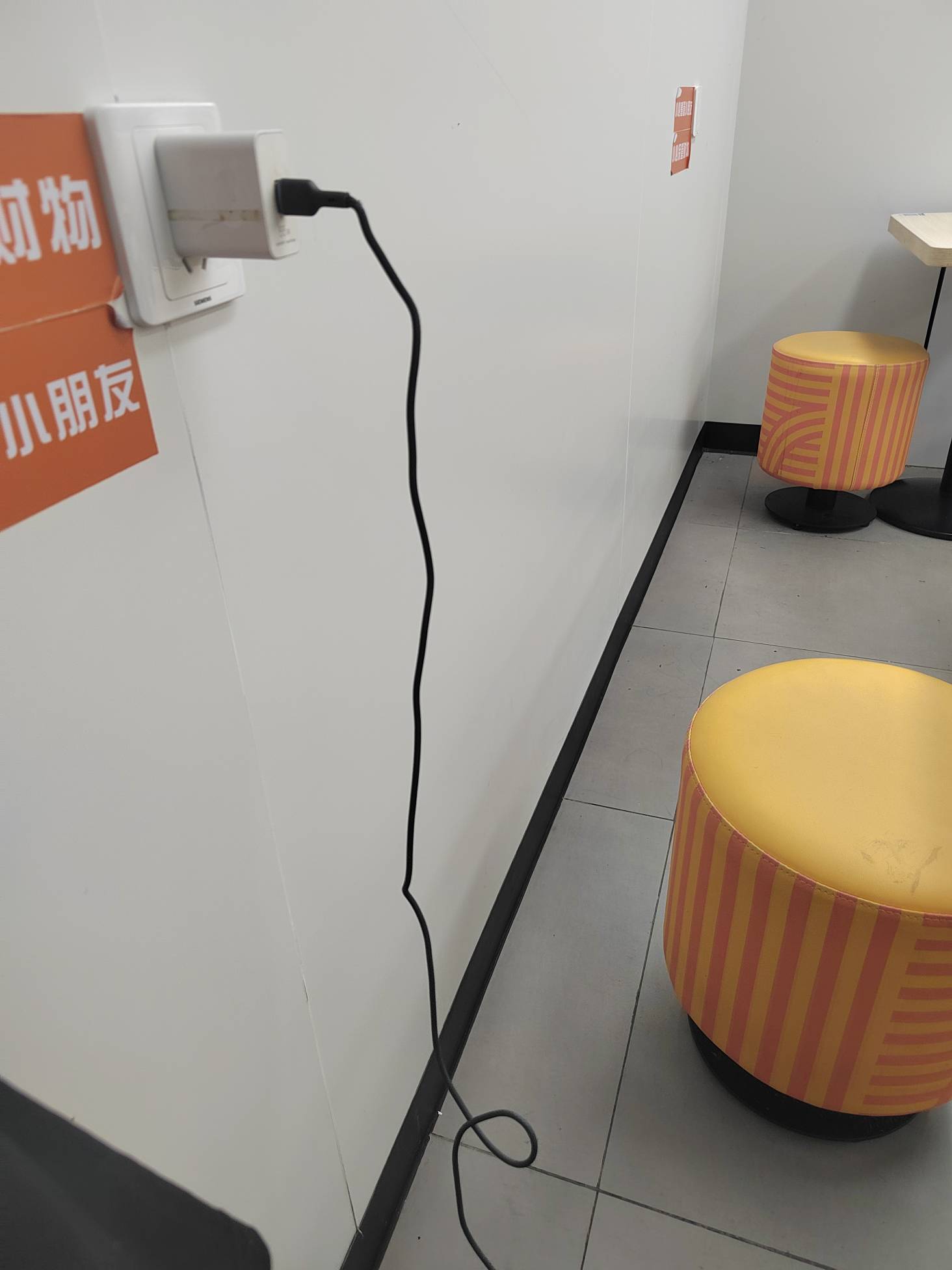 还没我惨在哪里要死要活的。我踏马刮台风裹着纸皮在图书馆外面睡觉也没要死要活。什么90 / 作者:林伯不卖菠萝鱼 / 