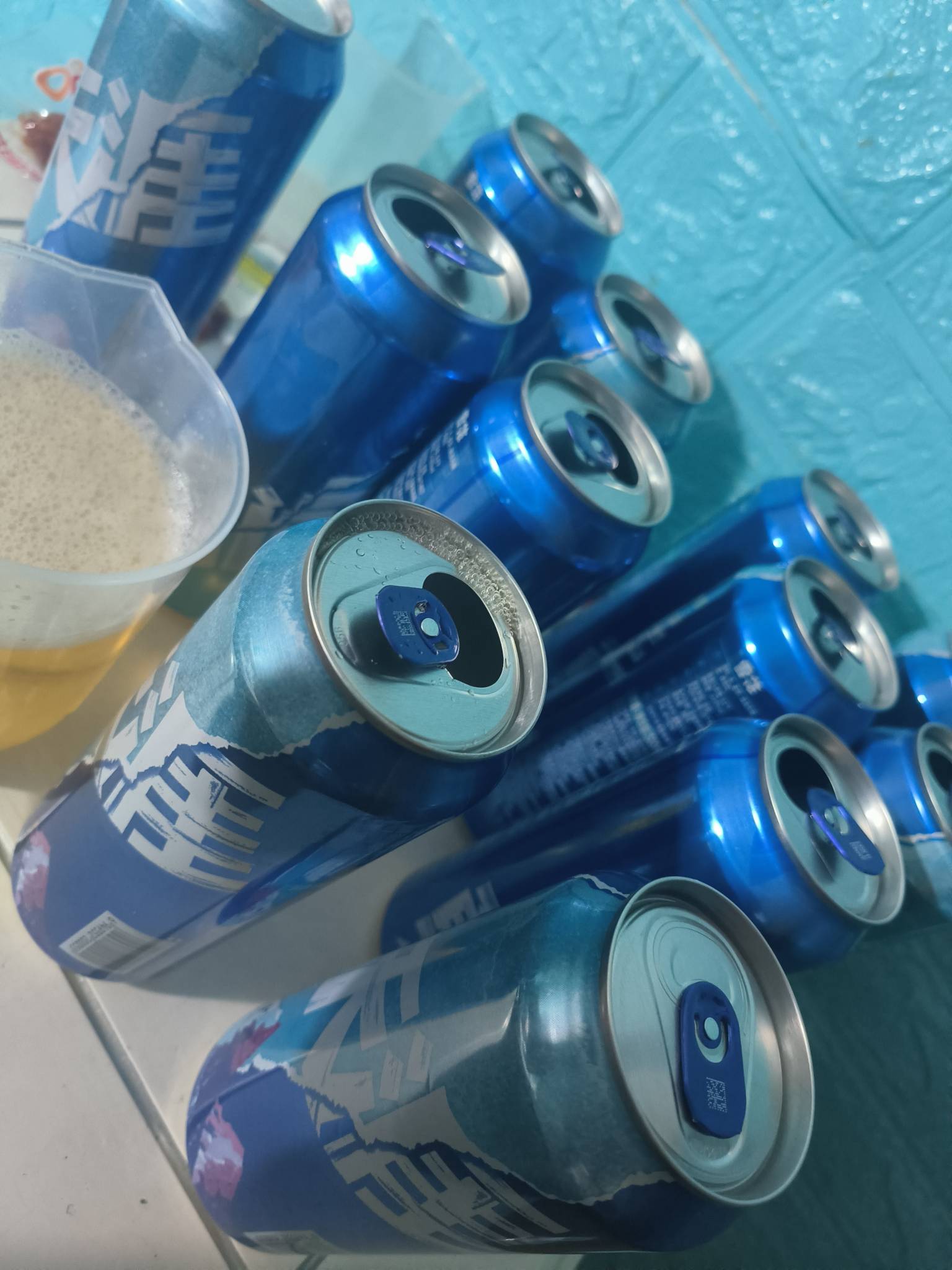 老哥们  在公园挂b遇到了一个好老哥 跟着老哥真舒服  有酒吃有烟抽  现在我都喝的好舒50 / 作者:挂壁老哥gg / 