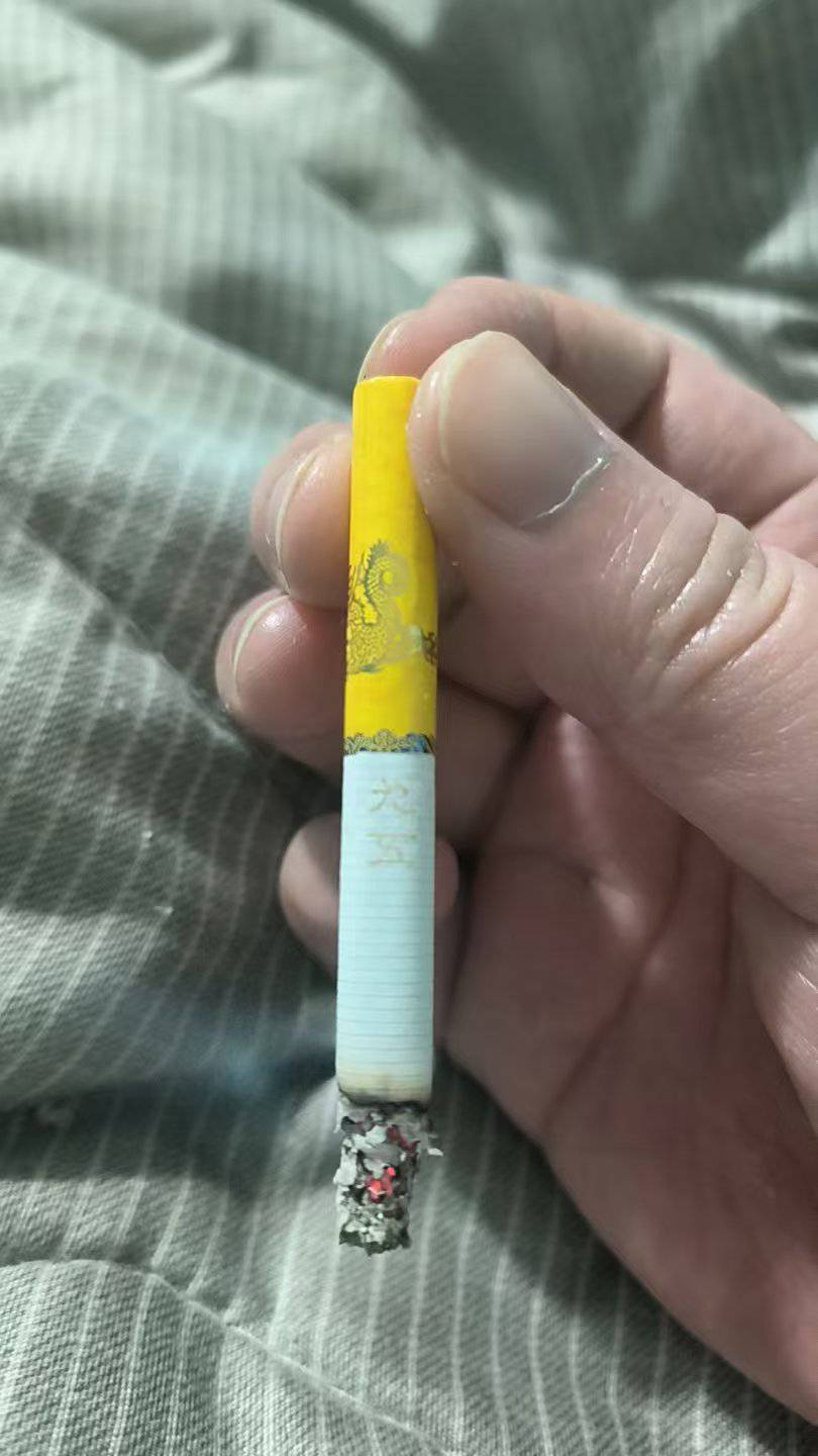 老哥们  在公园挂b遇到了一个好老哥 跟着老哥真舒服  有酒吃有烟抽  现在我都喝的好舒56 / 作者:挂壁老哥gg / 