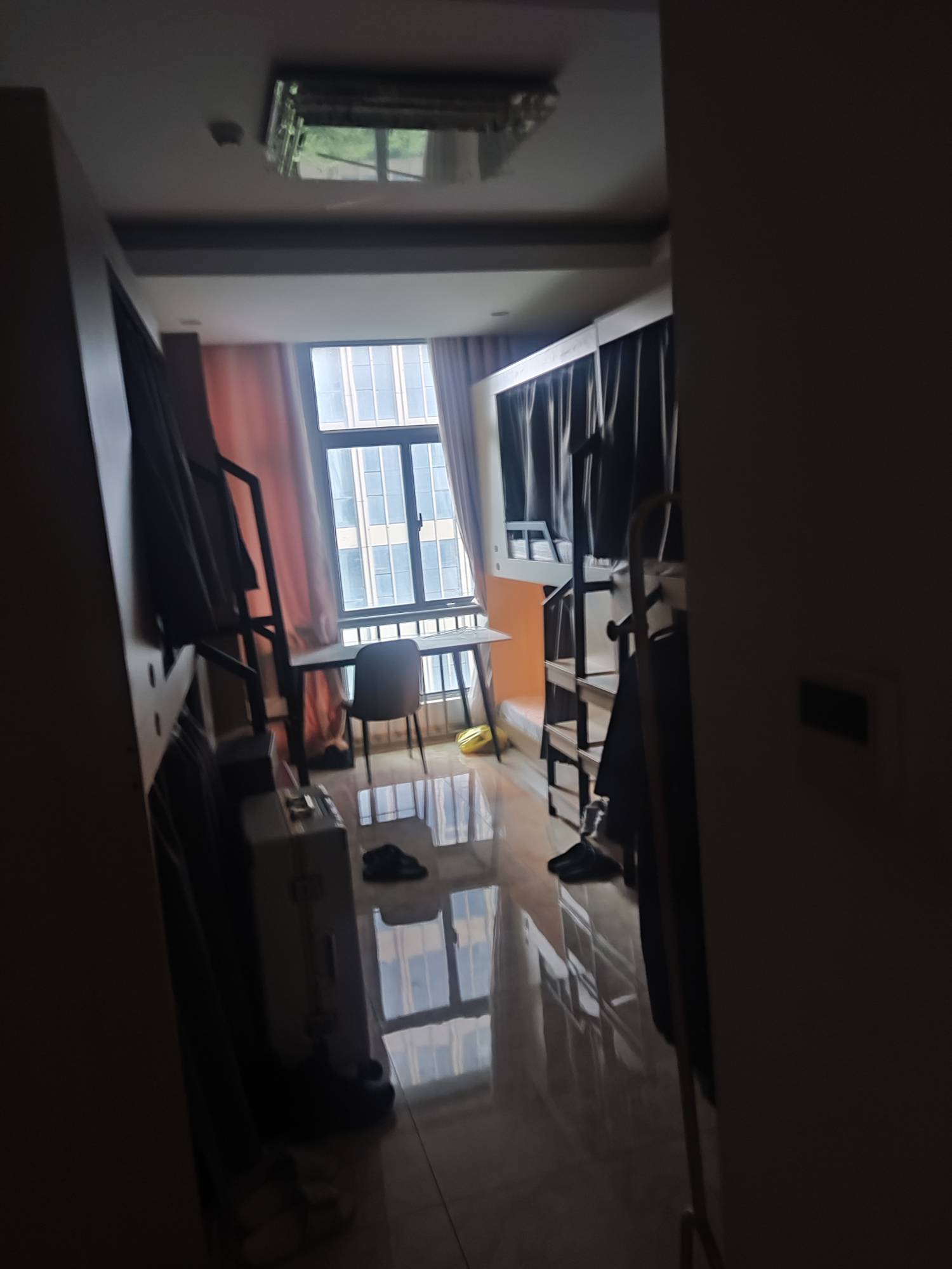我擦嘞，挂比酒店已经住了两个月了，每天去咸鱼买张券配着用一天也才几十块钱，现在好8 / 作者:麻将糊了333 / 