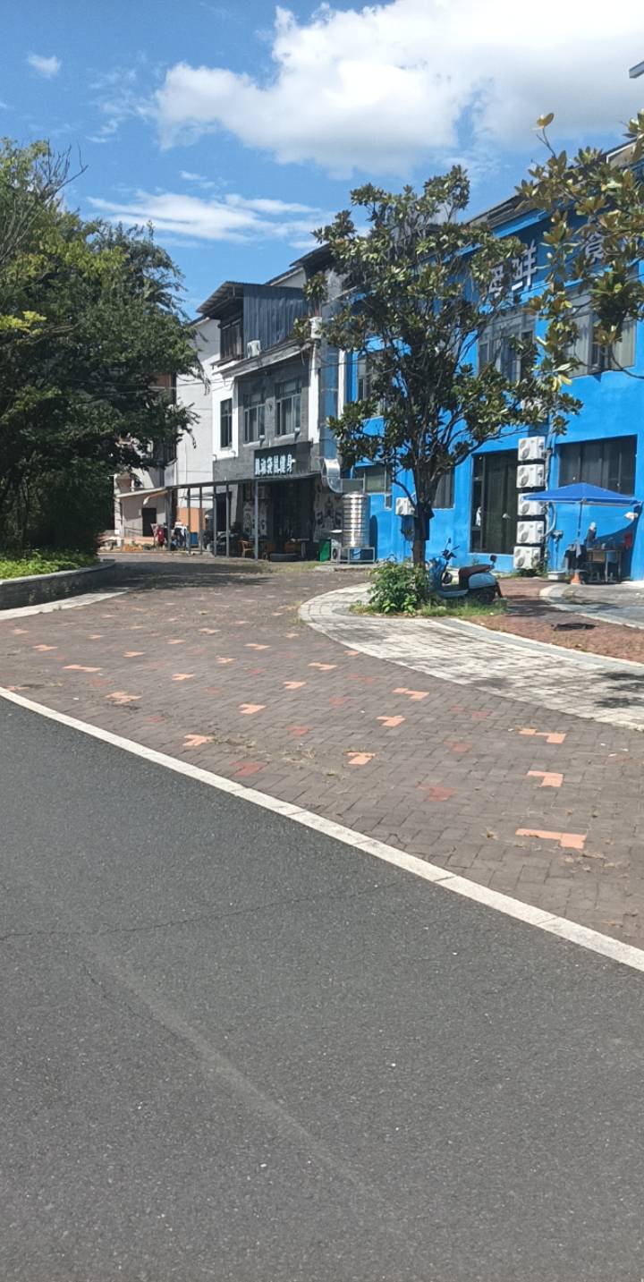 办法总比困难多，胡子长得老长了，到那个酒店要了一个刮胡刀，实在不b的没办法，我在40 / 作者:小艺。 / 