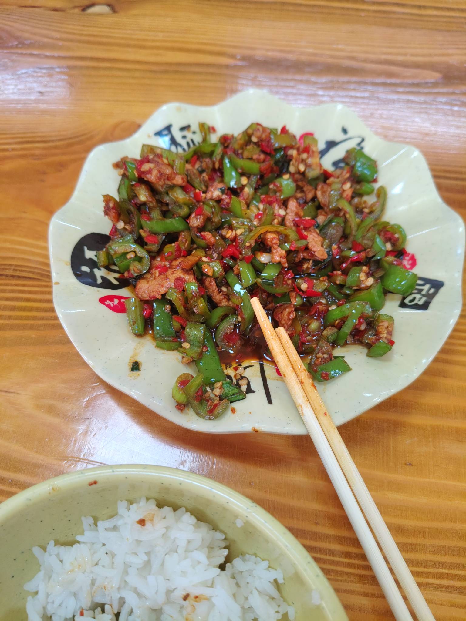 湘菜馆，最烦就是这种放这么辣椒还不辣的那种，老板在理辣椒，都想搞两个生的干，但是91 / 作者:外卖手术主治医师 / 