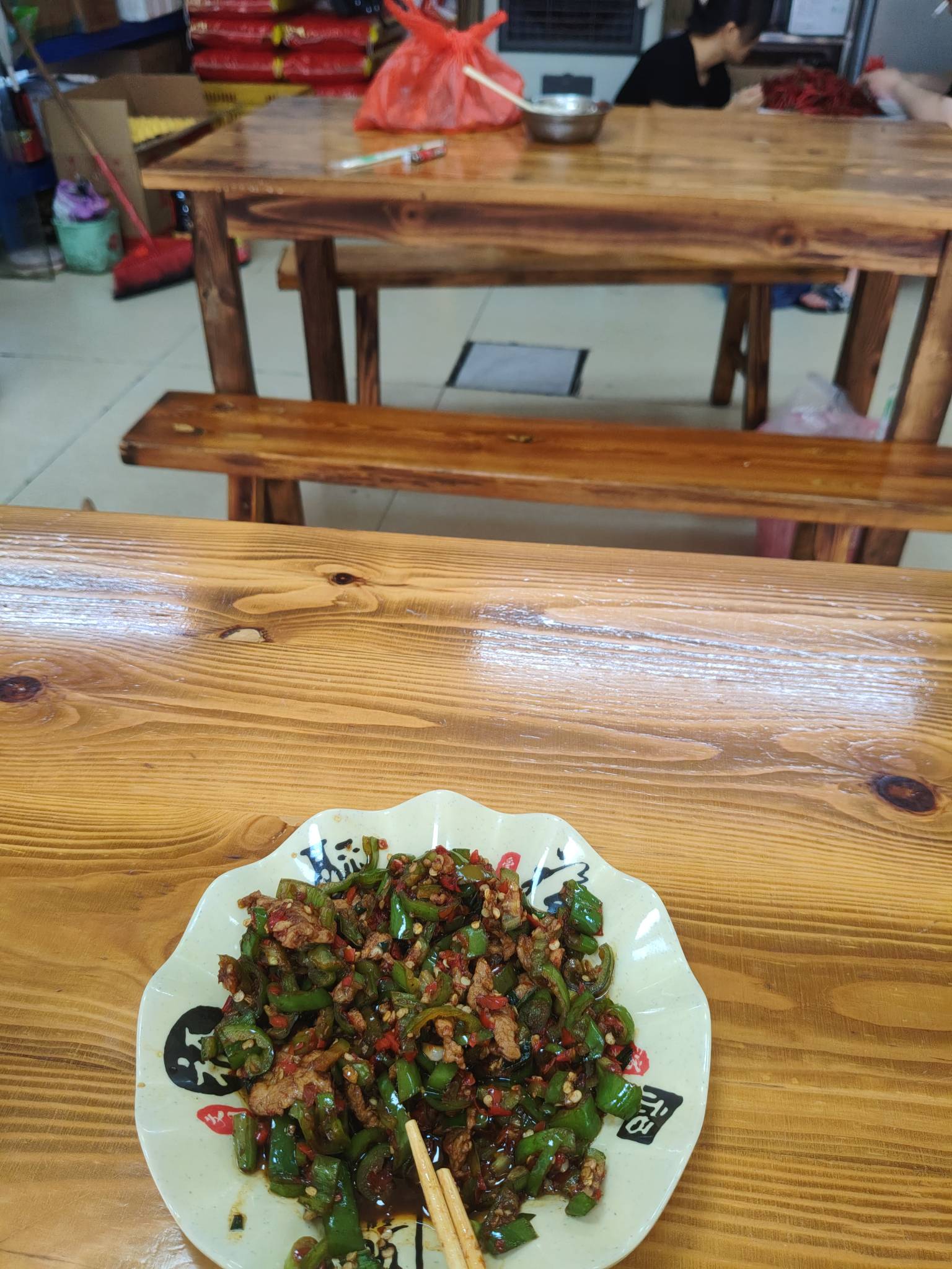 湘菜馆，最烦就是这种放这么辣椒还不辣的那种，老板在理辣椒，都想搞两个生的干，但是83 / 作者:外卖手术主治医师 / 