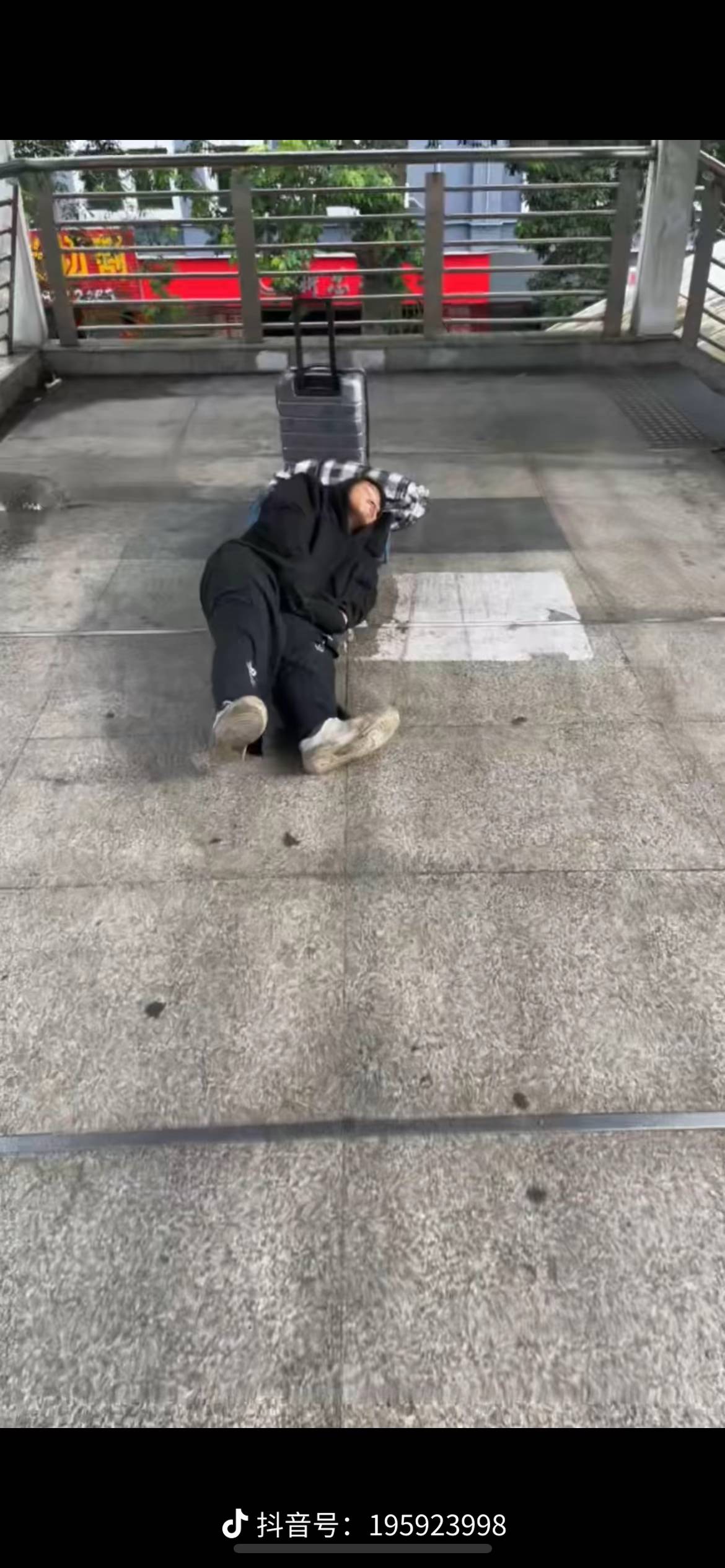 这是那个在长安宵边的天桥上面睡觉

56 / 作者:挂比了救我鸭 / 