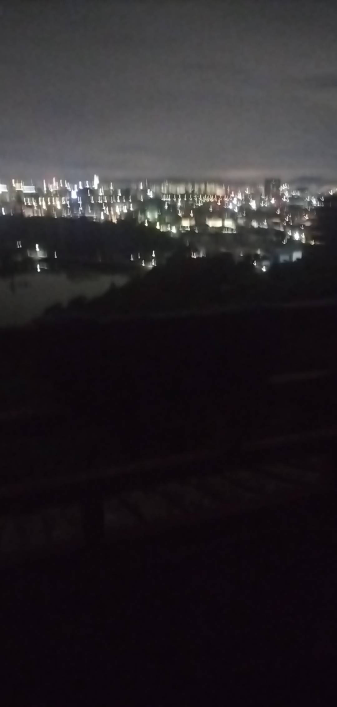 @小艺 自己看我刚邮储没领到，挂壁森林公园凉亭，我都没天天来这找老哥团，别人老哥不45 / 作者:此去经年不识 / 