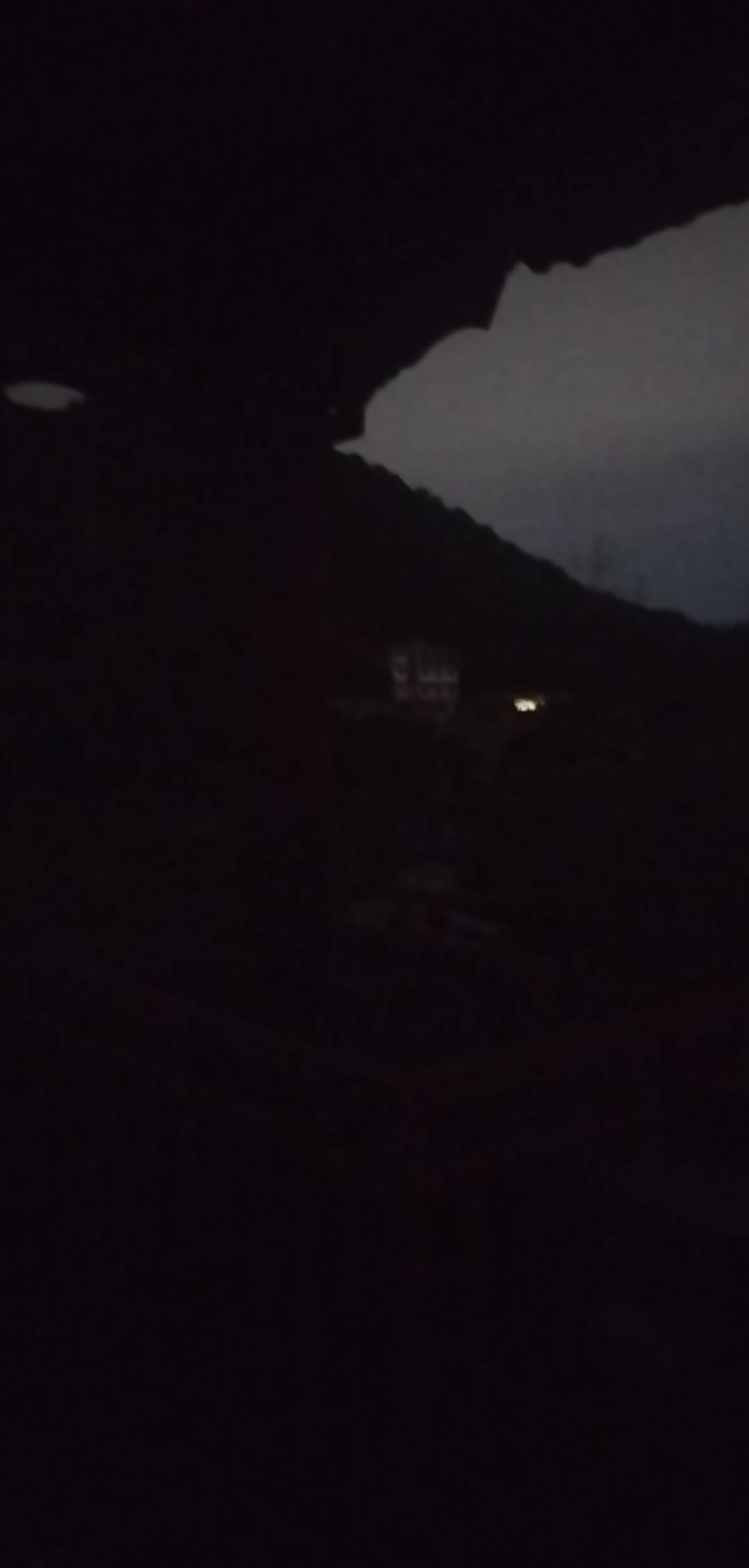 @小艺 自己看我刚邮储没领到，挂壁森林公园凉亭，我都没天天来这找老哥团，别人老哥不46 / 作者:此去经年不识 / 