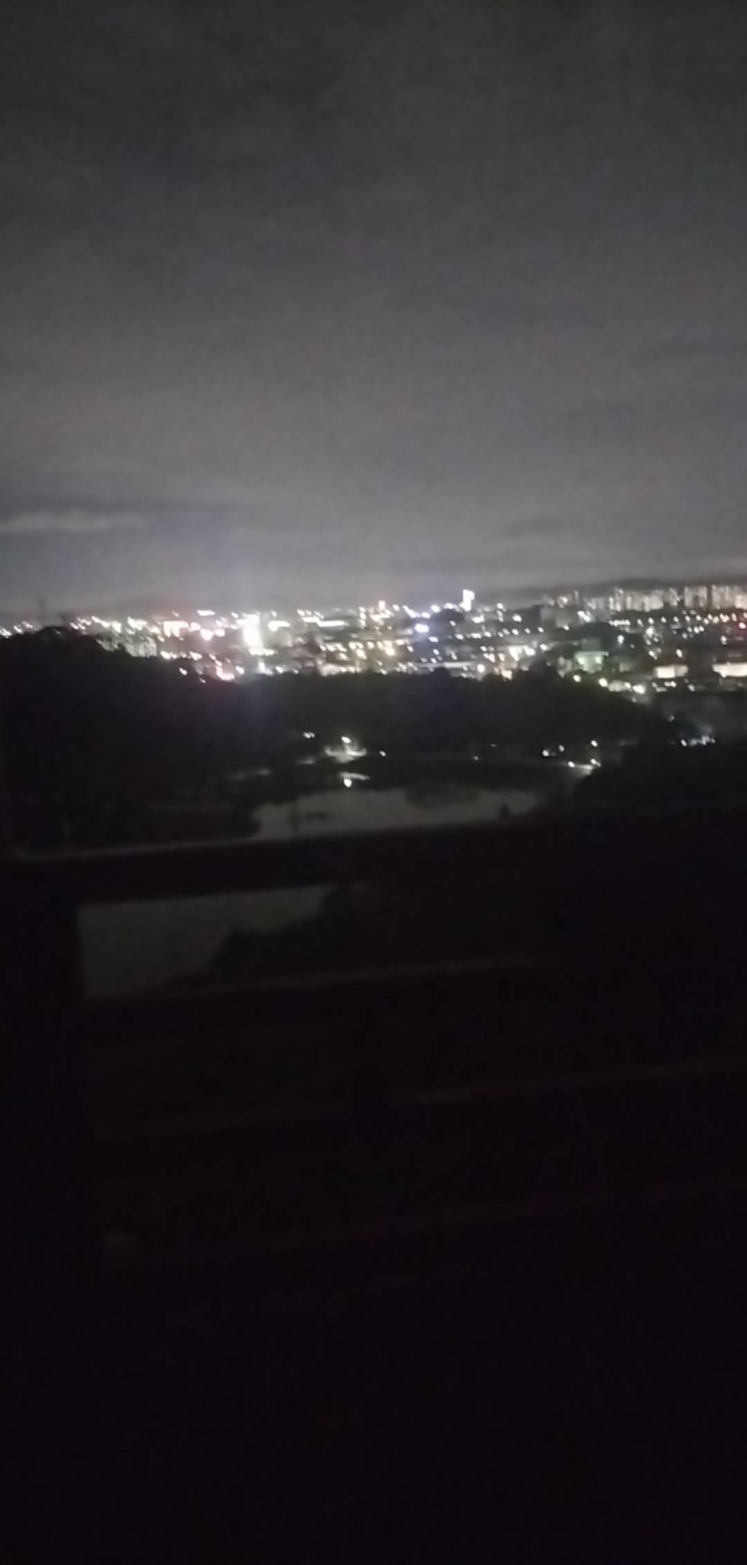 @小艺 自己看我刚邮储没领到，挂壁森林公园凉亭，我都没天天来这找老哥团，别人老哥不81 / 作者:此去经年不识 / 