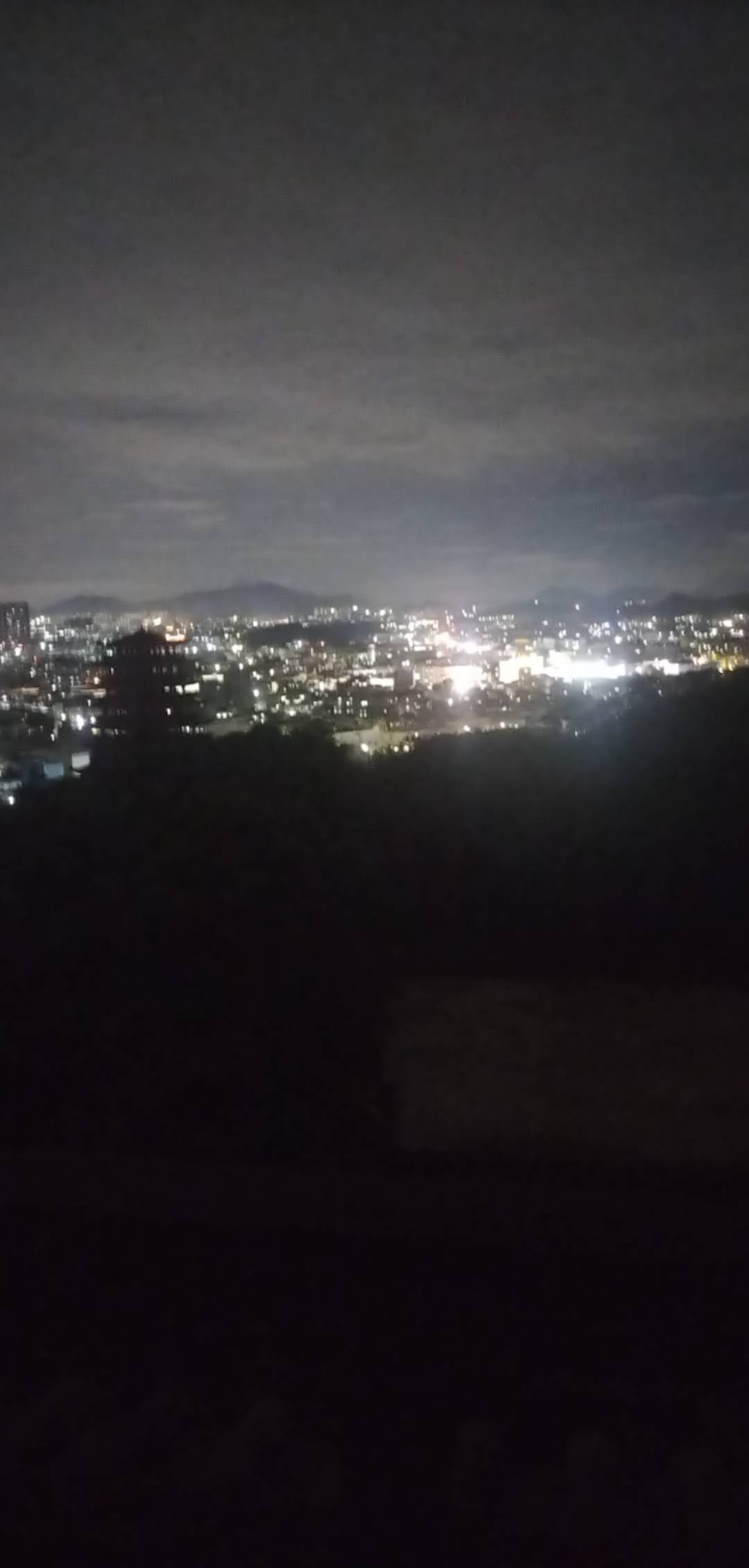 @小艺 自己看我刚邮储没领到，挂壁森林公园凉亭，我都没天天来这找老哥团，别人老哥不72 / 作者:此去经年不识 / 