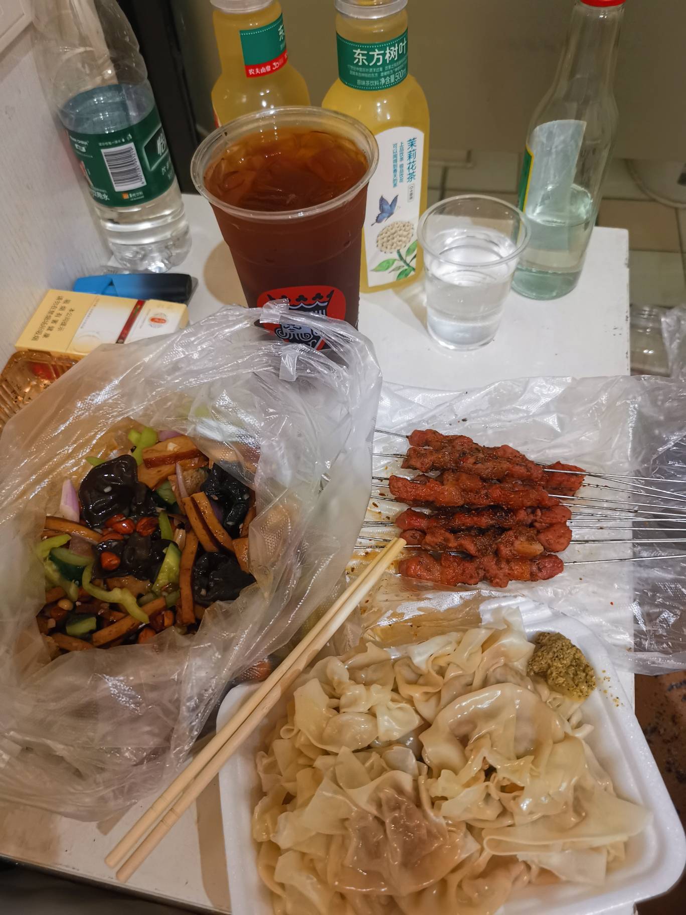 住在这里真方便，楼下就是美食一条街，牛肉烧卖，羊肉串，牛羊肉都有了，开造，今天少27 / 作者:口味王 / 