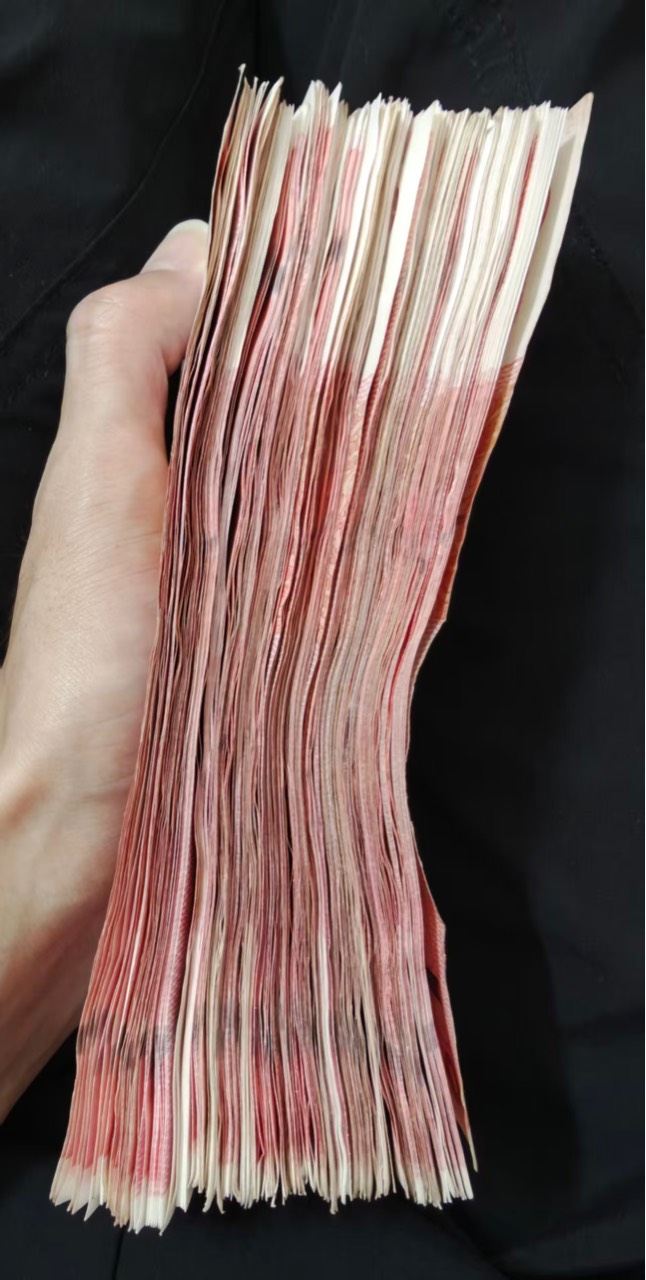2万现金就这么厚了，不敢想6万得多少？那老哥心态很好啊，竟然说无所谓也不去报j

99 / 作者:李二拐 / 