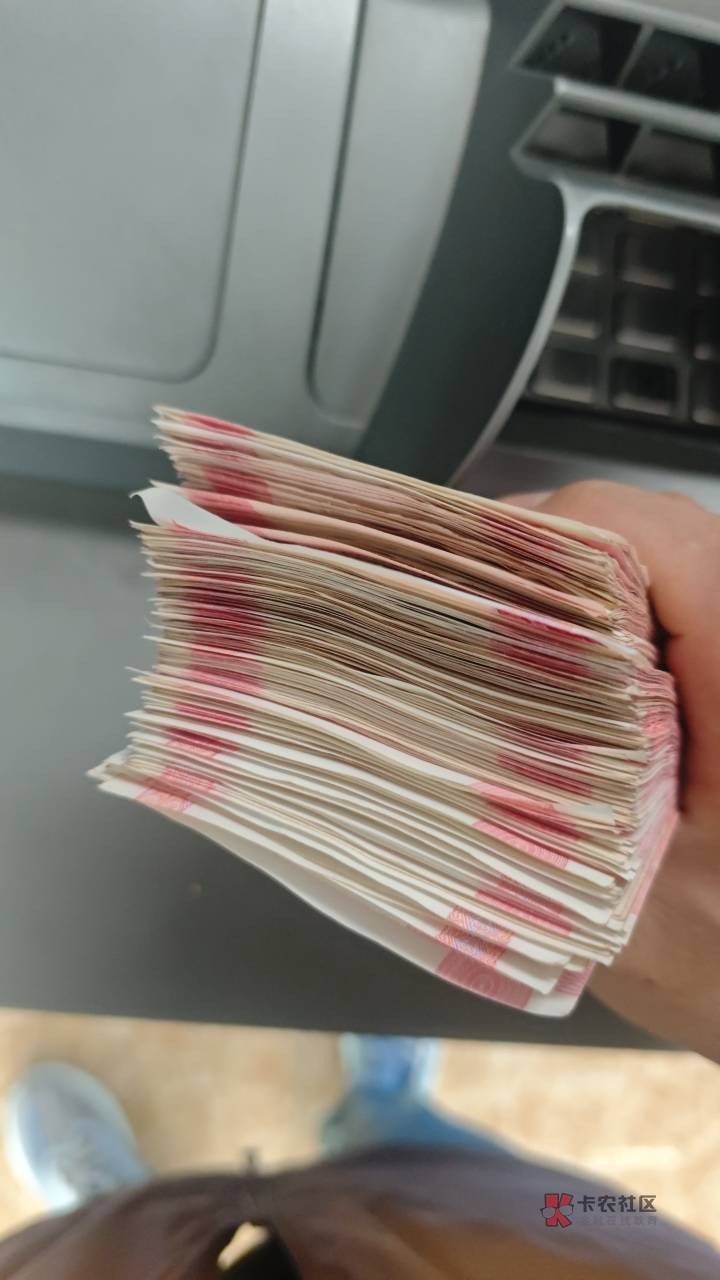 这47岁老哥。神就神在线上转完还要线下取款，然后给人家送到指定地点，线上被骗我还可25 / 作者:假老哥真挂壁 / 