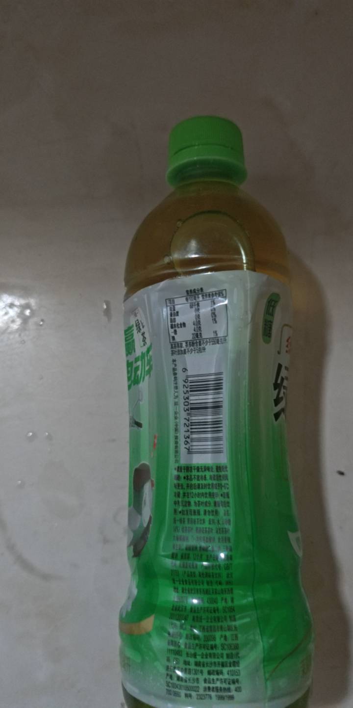 终于不用卖水喝了，两天一桶水要十几块，现在用开水壶烧水加茶叶，用瓶子装起了通过里59 / 作者:露西亚的鱼 / 