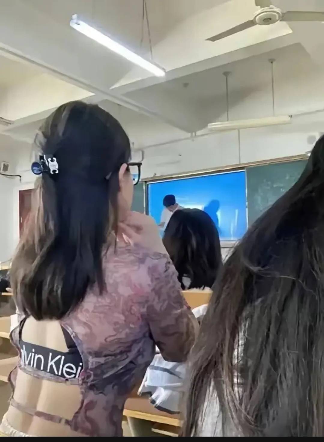 我真搞不懂，怎么会有人高兴的时候会把自己想象成挖掘机，还来卡农发帖 说我是一台挖3 / 作者:重金求孓 / 