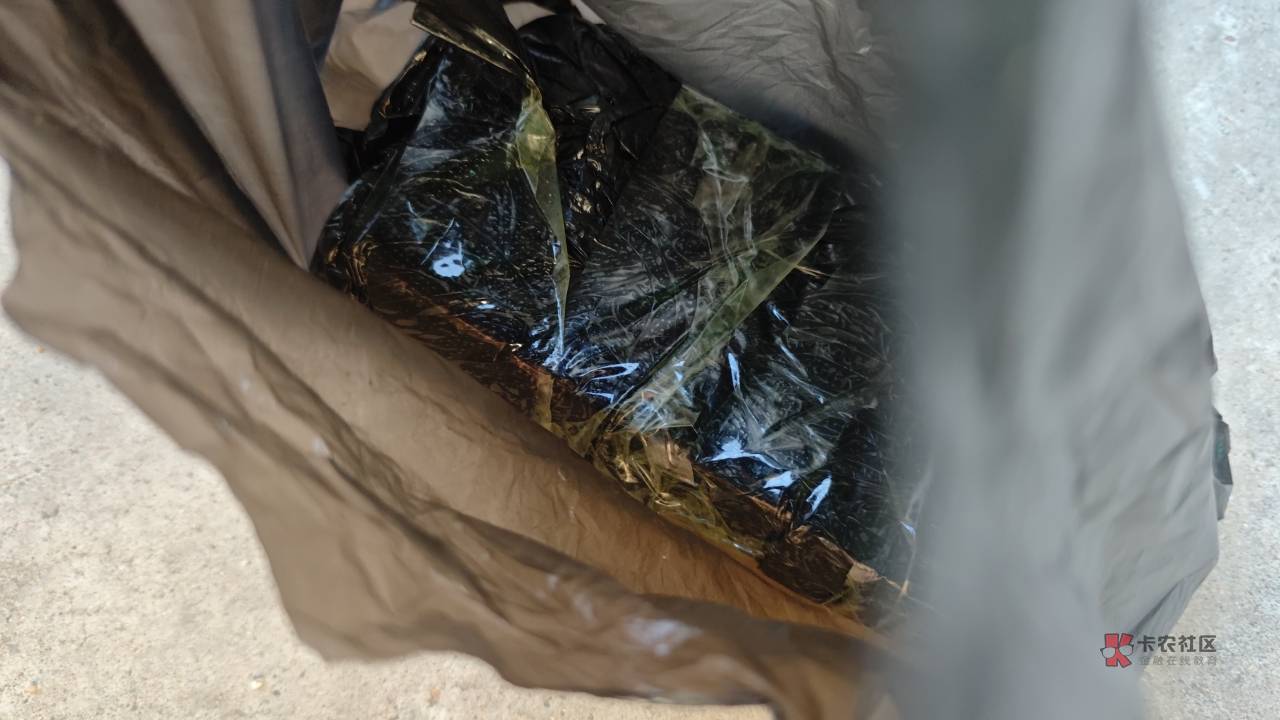 你说你被骗了1200＋2400 ＋20000 我能理解，然后让你线下取款35000，还让你打包装在黑90 / 作者:北北2022 / 