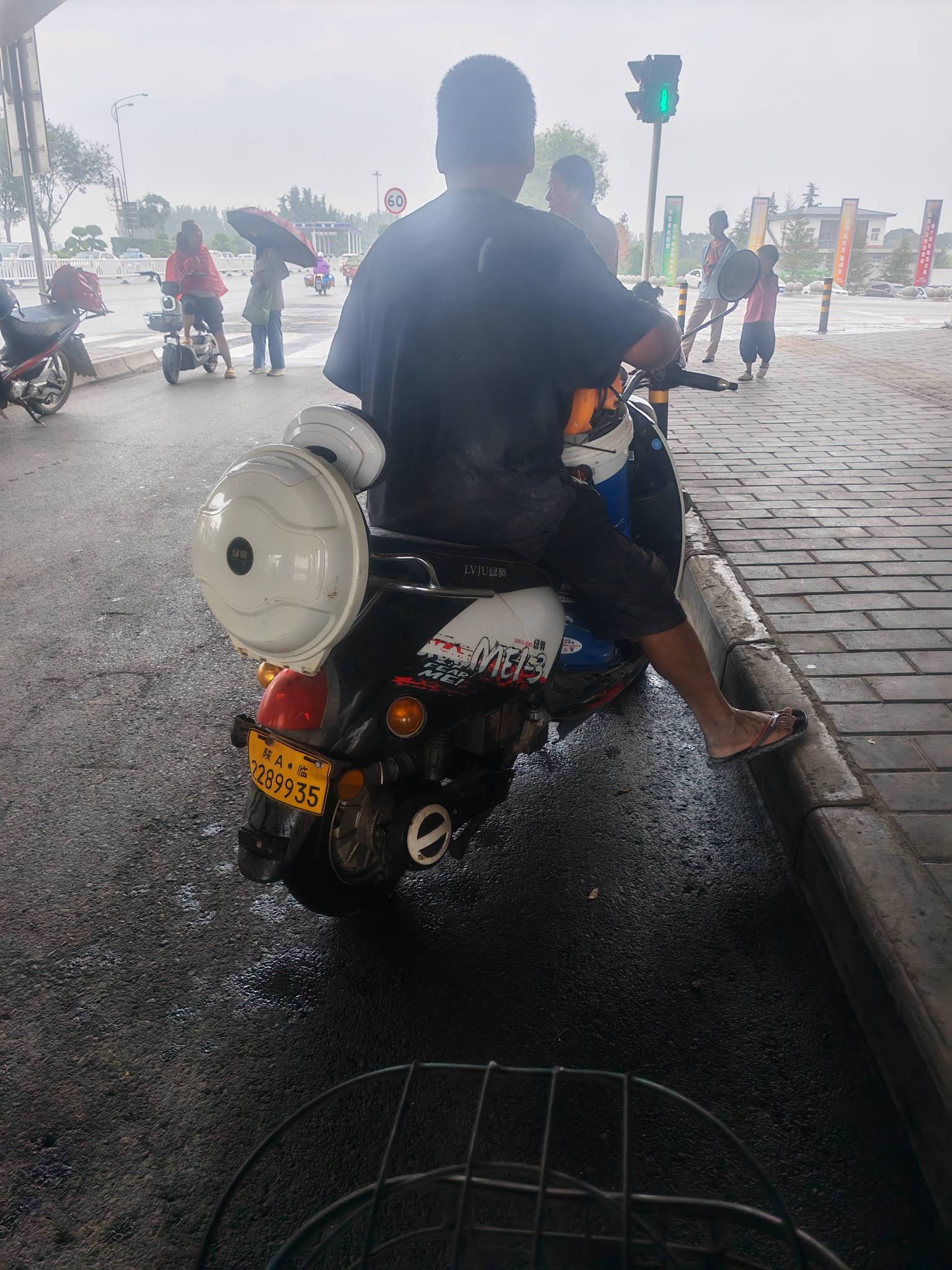 为了生活突降暴雨，陕A乡d冒雨干活去了

73 / 作者:你我已入账 / 