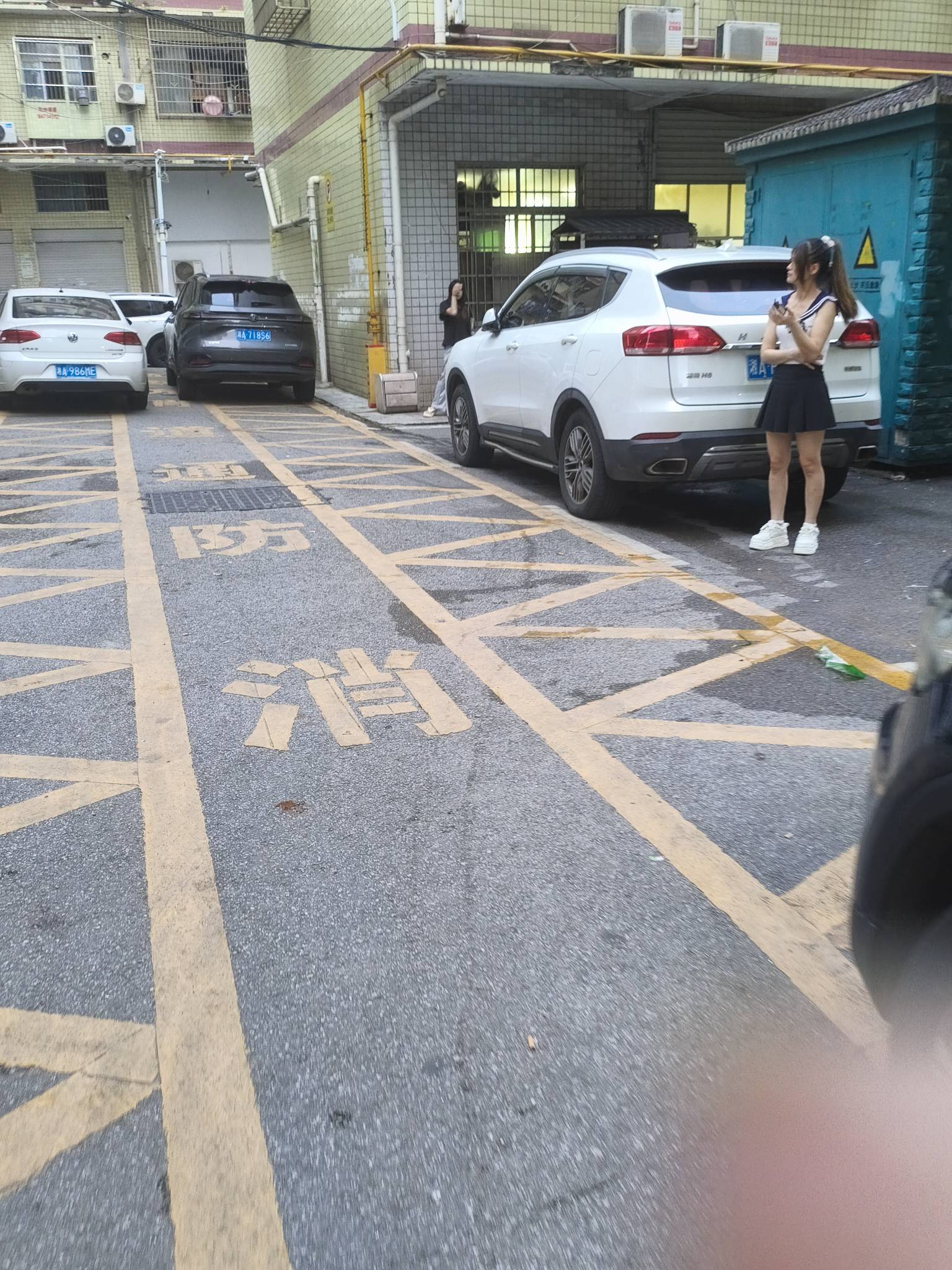 每次吃饭回来路过这里我都有点小紧张，怎么办

57 / 作者:缘深缘浅缘自薄 / 