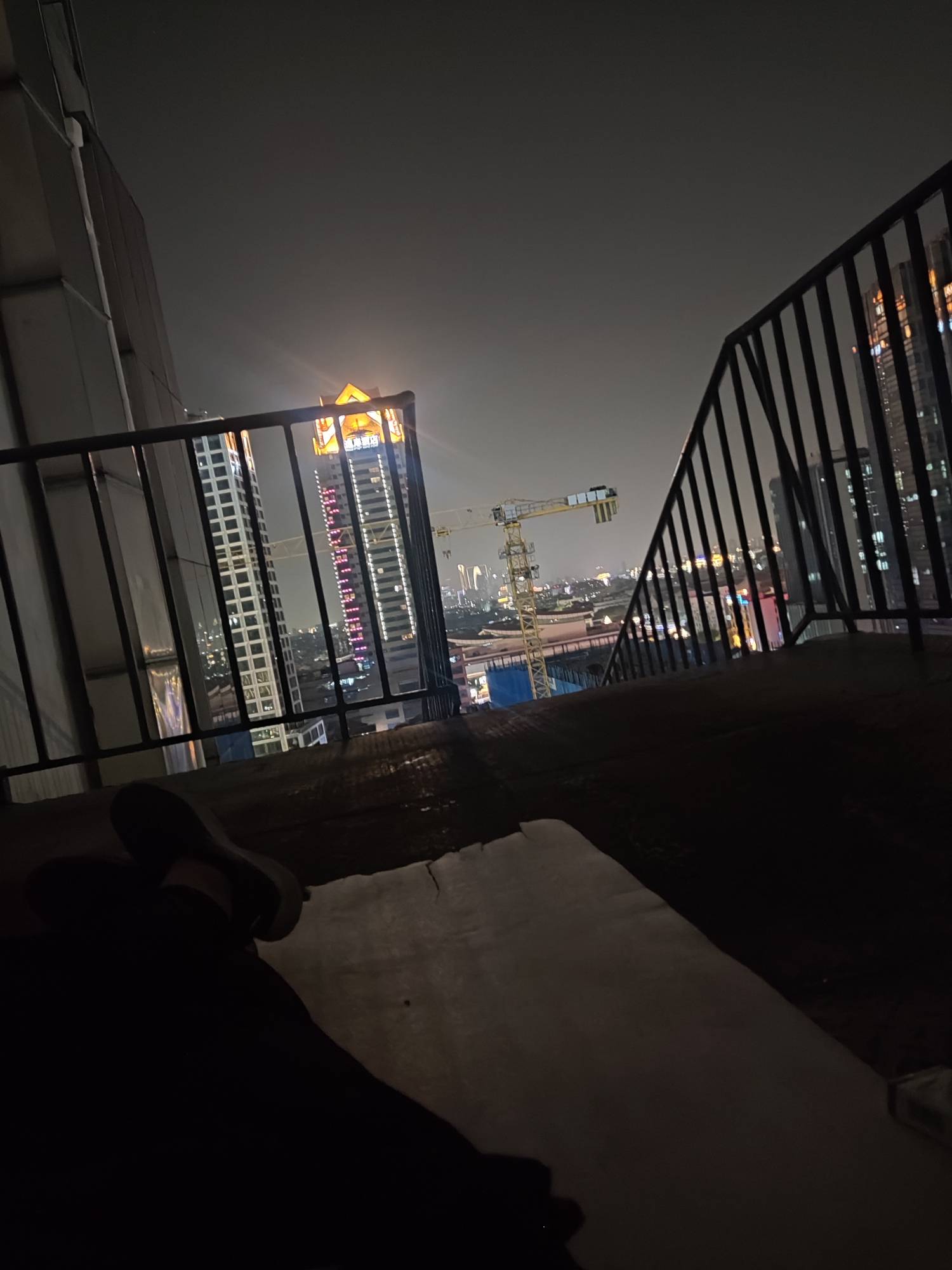 你们挂b为啥都睡外面啊？热还好关键是蚊子咬也太难受了吧。找个网吧商场直接躺呗




71 / 作者:麻将糊了333 / 