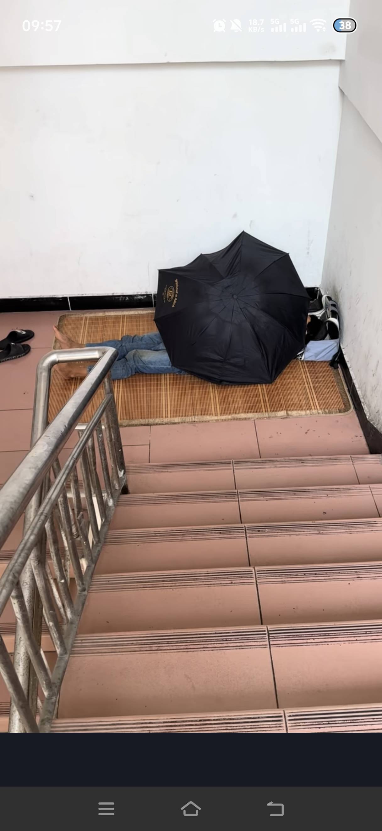 东莞长安这个老哥。这是谁啊怎么睡楼梯口

12 / 作者:挂比了救我鸭 / 