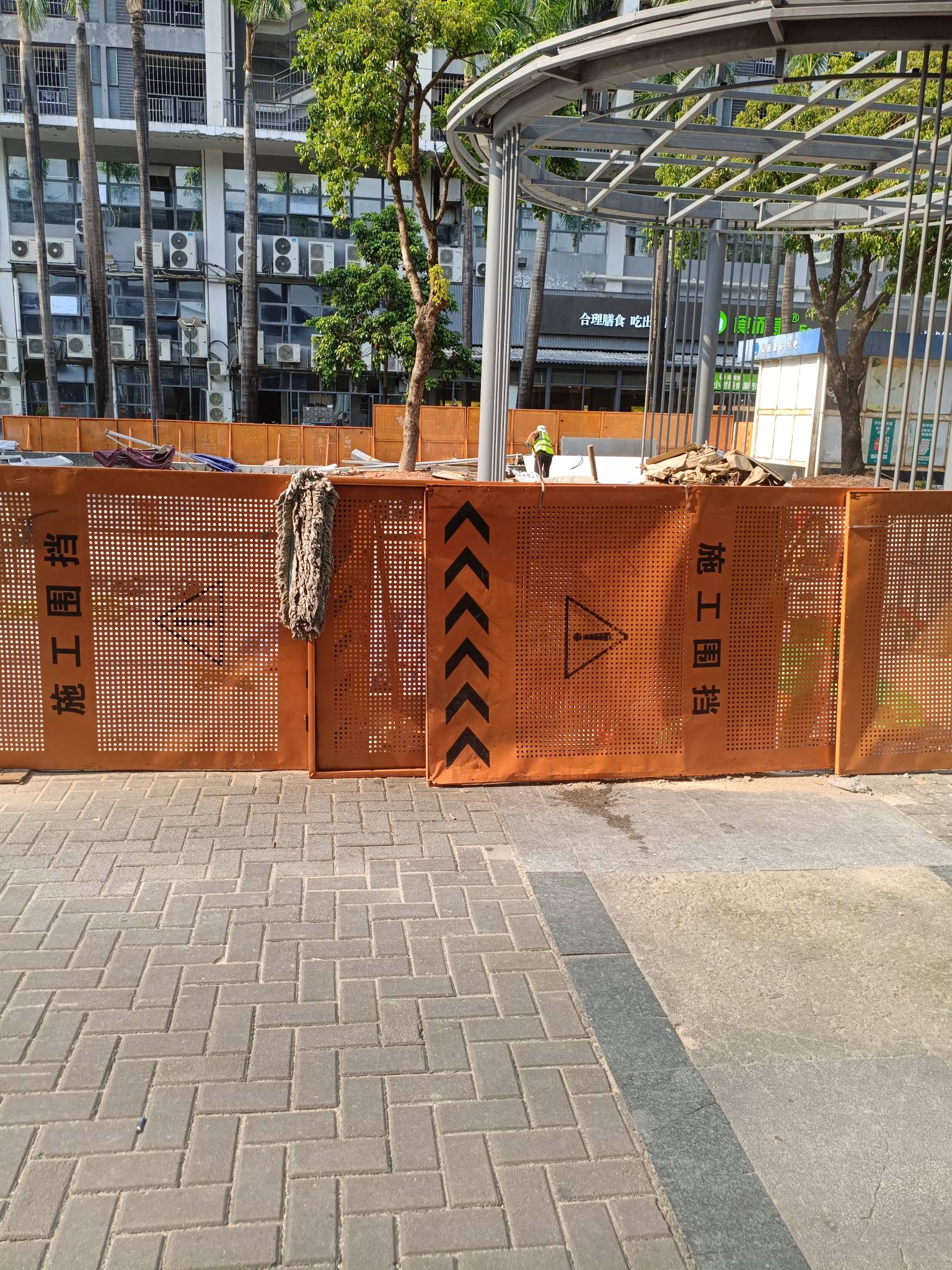 老哥们，东莞除了高埗哪里还有300以内带空调的挂壁房，刚出去转了一圈，内裤都湿了。89 / 作者:张牧之 / 