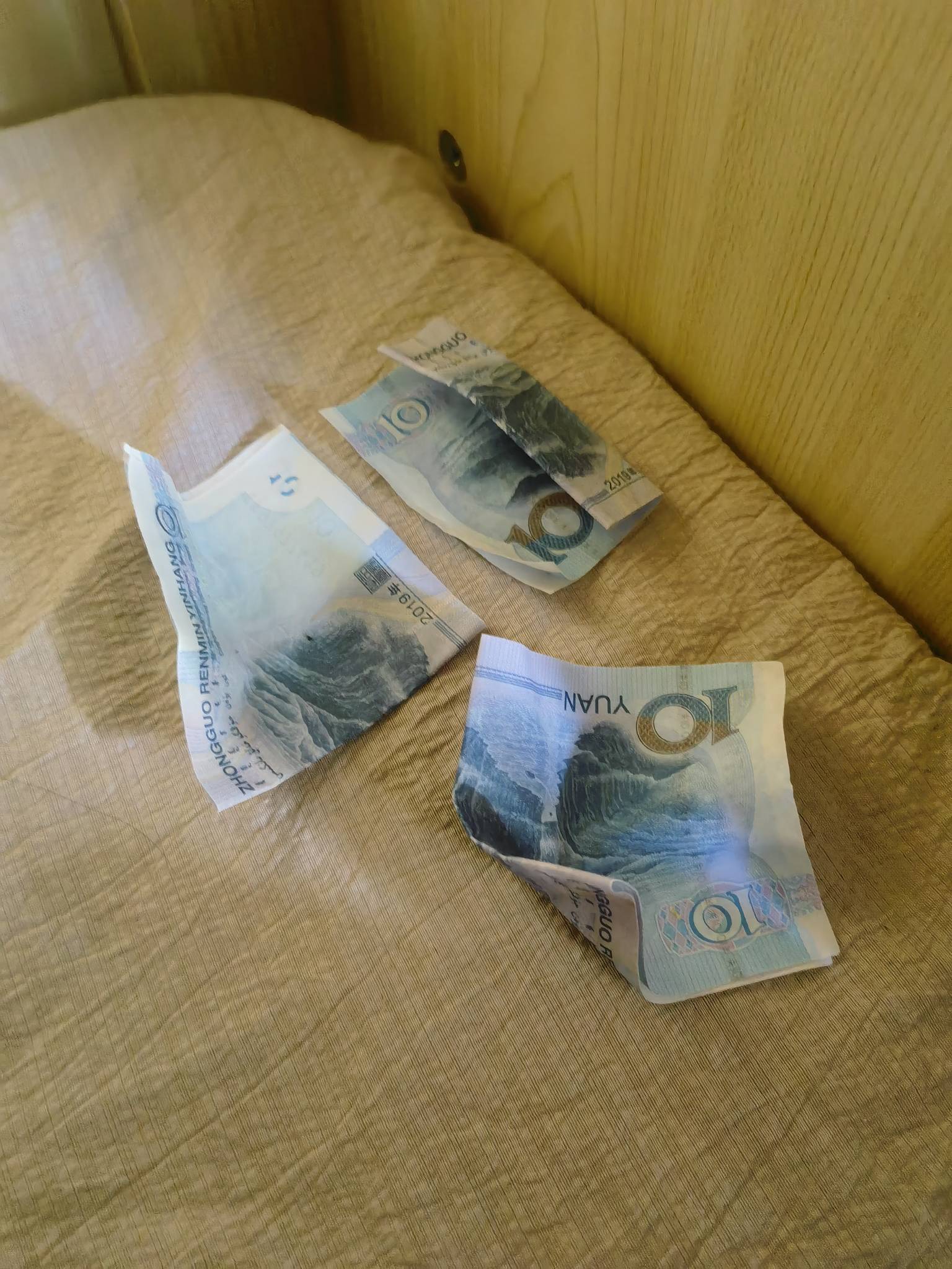 哈哈，老哥们，好爽，住的挂壁青旅，昨天捡了20块，刚刚又在洗衣机捡了30块。
昨天早64 / 作者:东八区大佬 / 