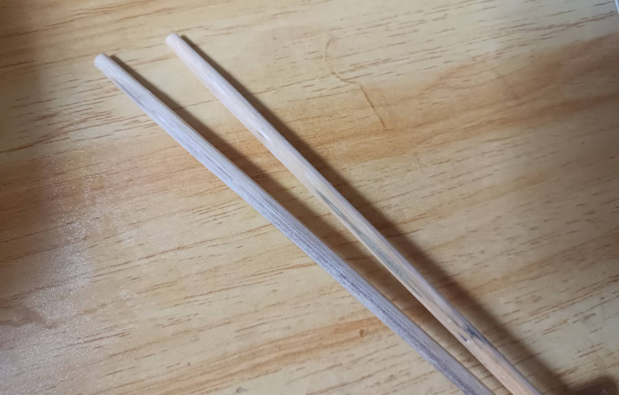 打包快餐，回来正常开吃发现筷子这样的！这是天然的还是怎么搞的黑黑的好像机油一样？85 / 作者:我只管鲁毛 / 