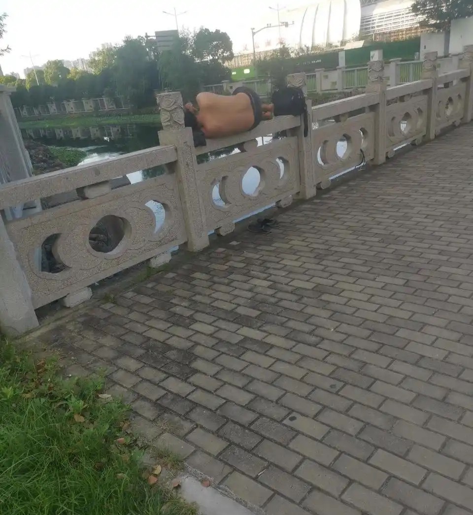昨天我出去找挂壁房。下午发现一个围寨，没有门，就进去看一下。我发现里面有些房间没79 / 作者:卡农无言祖 / 