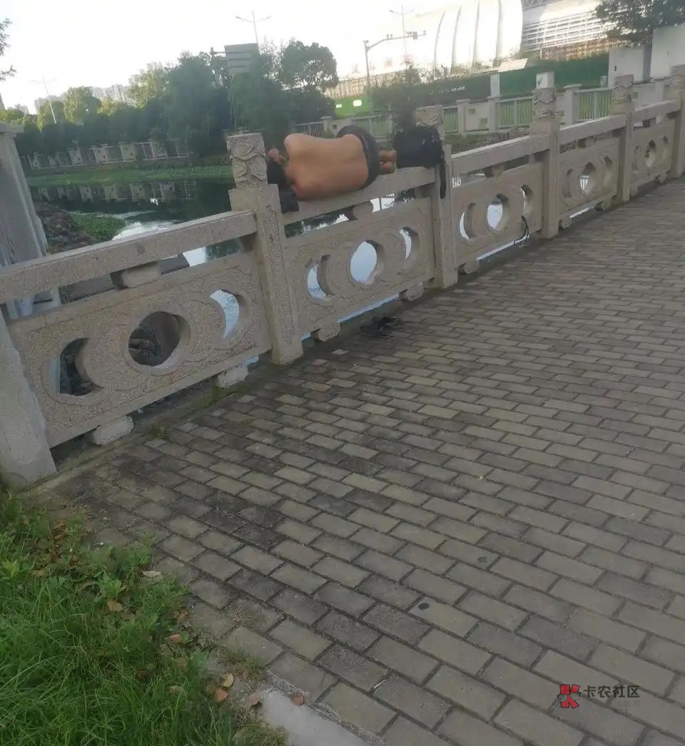 昨天我出去找挂壁房。下午发现一个围寨,没有门,就进去看一下。我发现里面有些房间没79 / 作者:卡农无言祖 / 昨天我出去找挂壁房。下午发现一个围寨,没有门,就进去看一下。我发现里面有些房间没79 / 作者:卡农无言祖 /