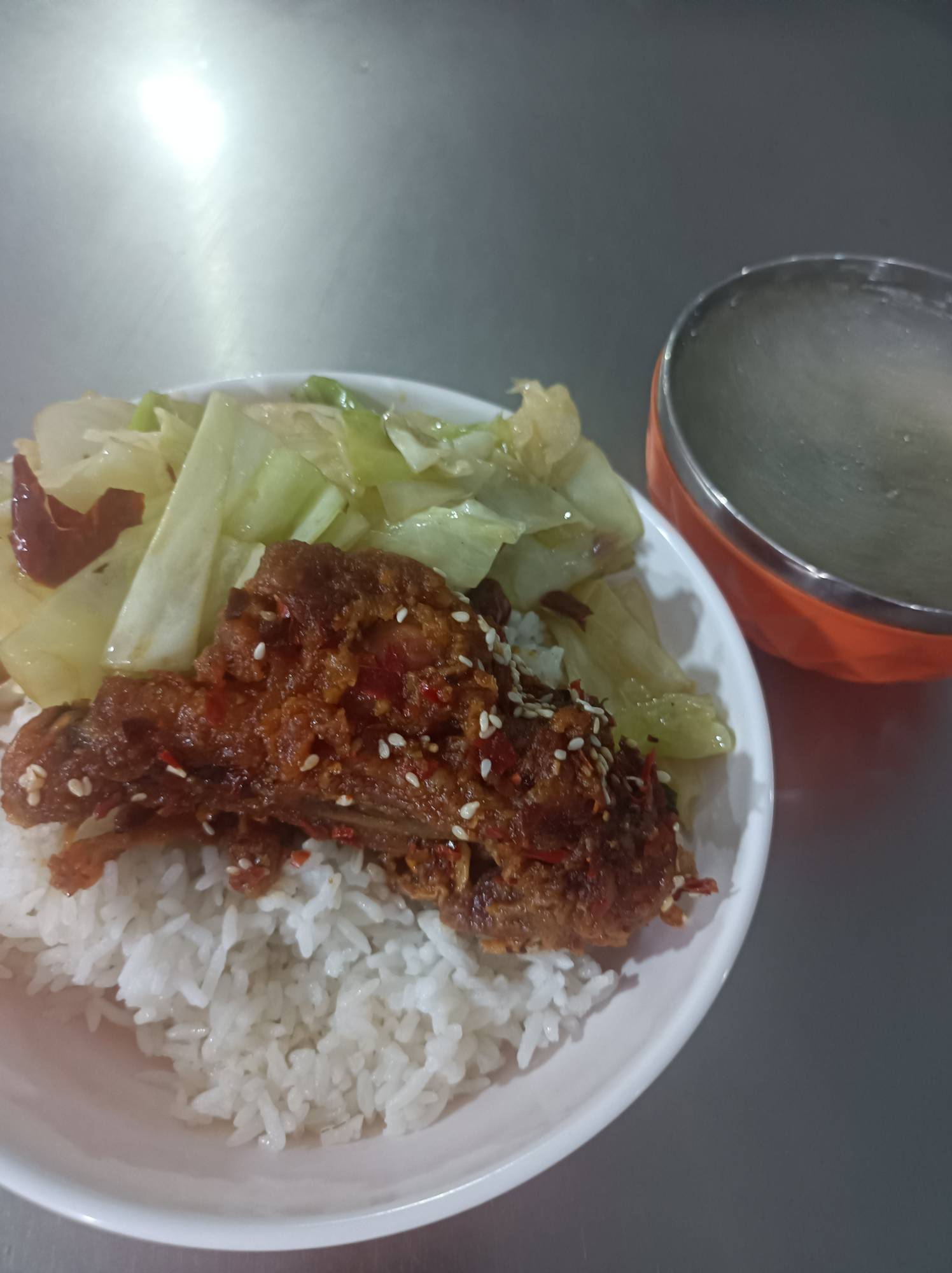 老哥们，还有6天发工资我熬不住了。厂里最低8块钱一餐，速速发羊毛让我熬到15号。发了58 / 作者:我不知道12 / 