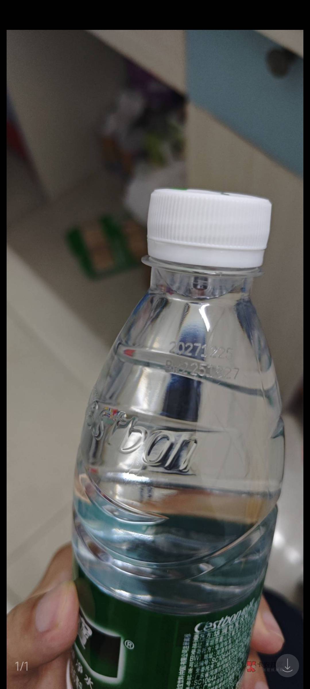 老哥们？怡宝到底哪一瓶有问题？一瓶26年一瓶27年，怡宝在干嘛？又是生产日期又是保质94 / 作者:卡农豆包 / 