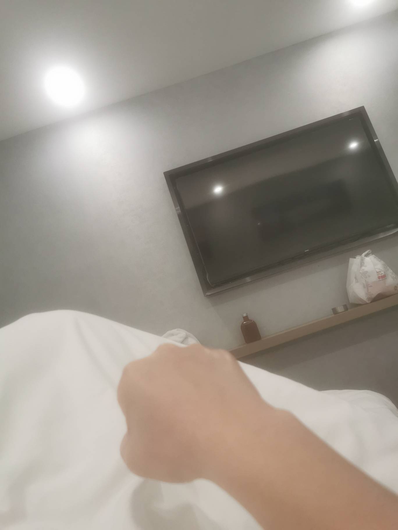 刚才下去买包烟，外面热冒烟了，还是躺在挂壁房吹空调舒服阿老哥们

63 / 作者:姑苏城外003 / 