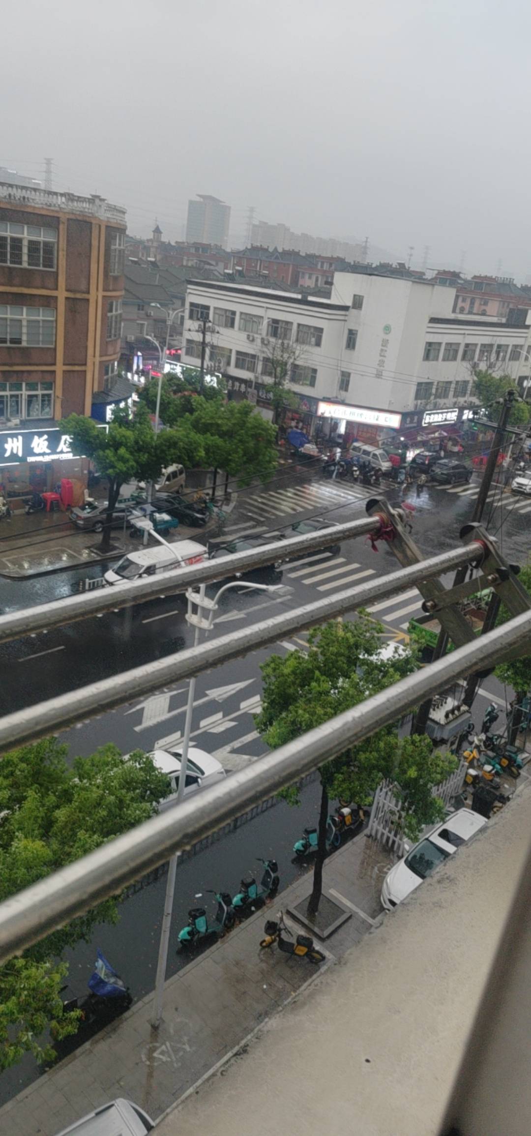 今天火锅老哥 杭州台风来了



4 / 作者:名字真难取啊 / 