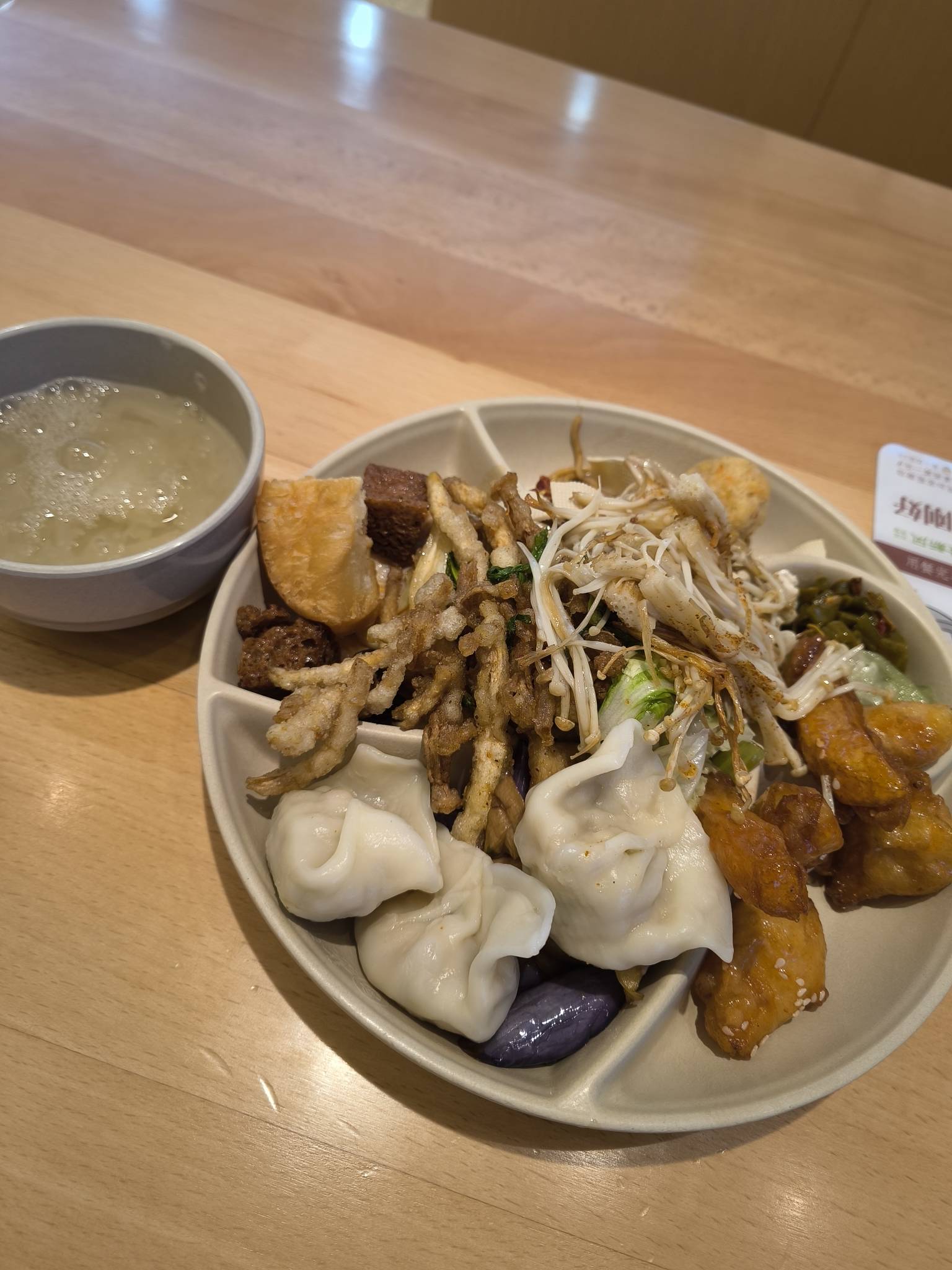 干饭啦，弄个素食自助餐吃一哈

52 / 作者:我是麻花疼的爹 / 