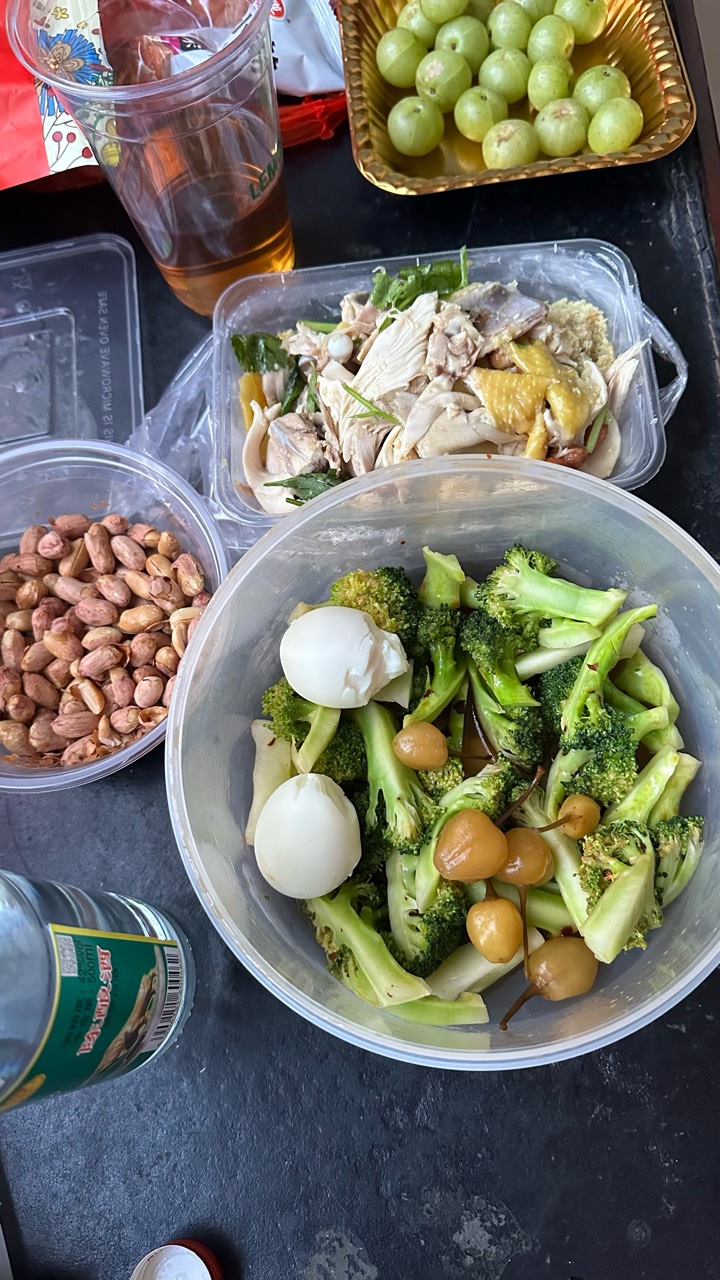 热得天天吃不下饭，吃点菜好了，顶楼空调一块一个钟，顶不住

16 / 作者:不知明的靓仔 / 