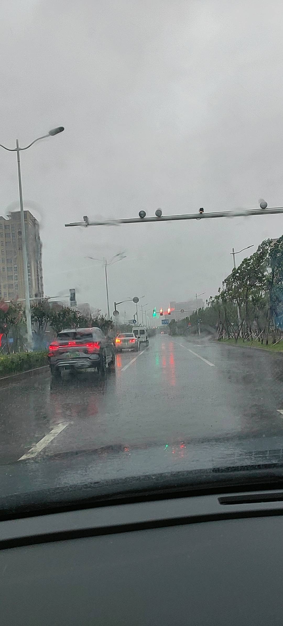 台风来了还在跑，，今天势必要赚1000块钱，每单都加价

70 / 作者:卡农第N帅名伟峰 / 