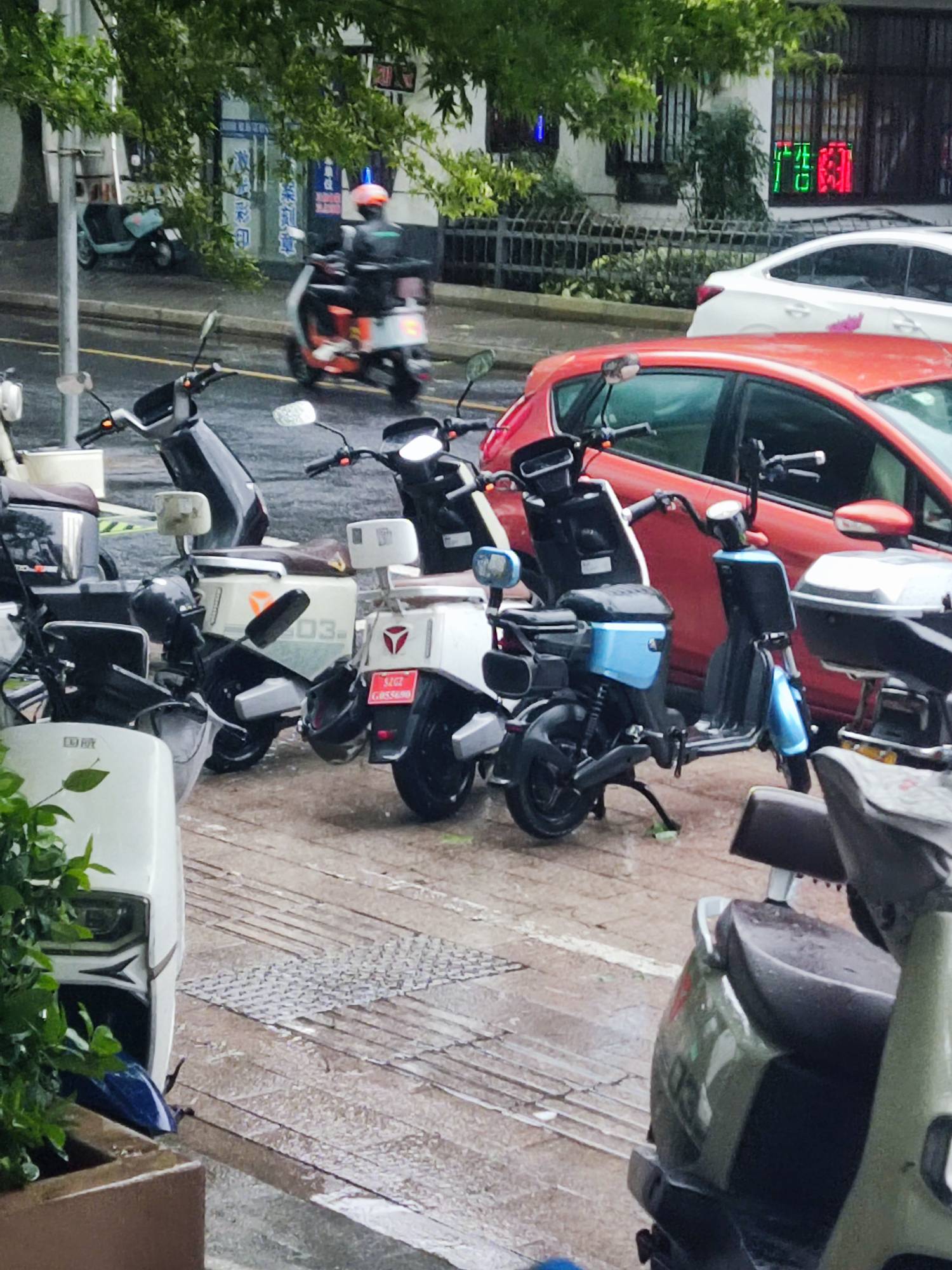 出门看了下这也没咋下雨啊怎么✓8外卖全关了，在门口看到好多淘宝闪购还在那一边游荡19 / 作者:麻将糊了333 / 