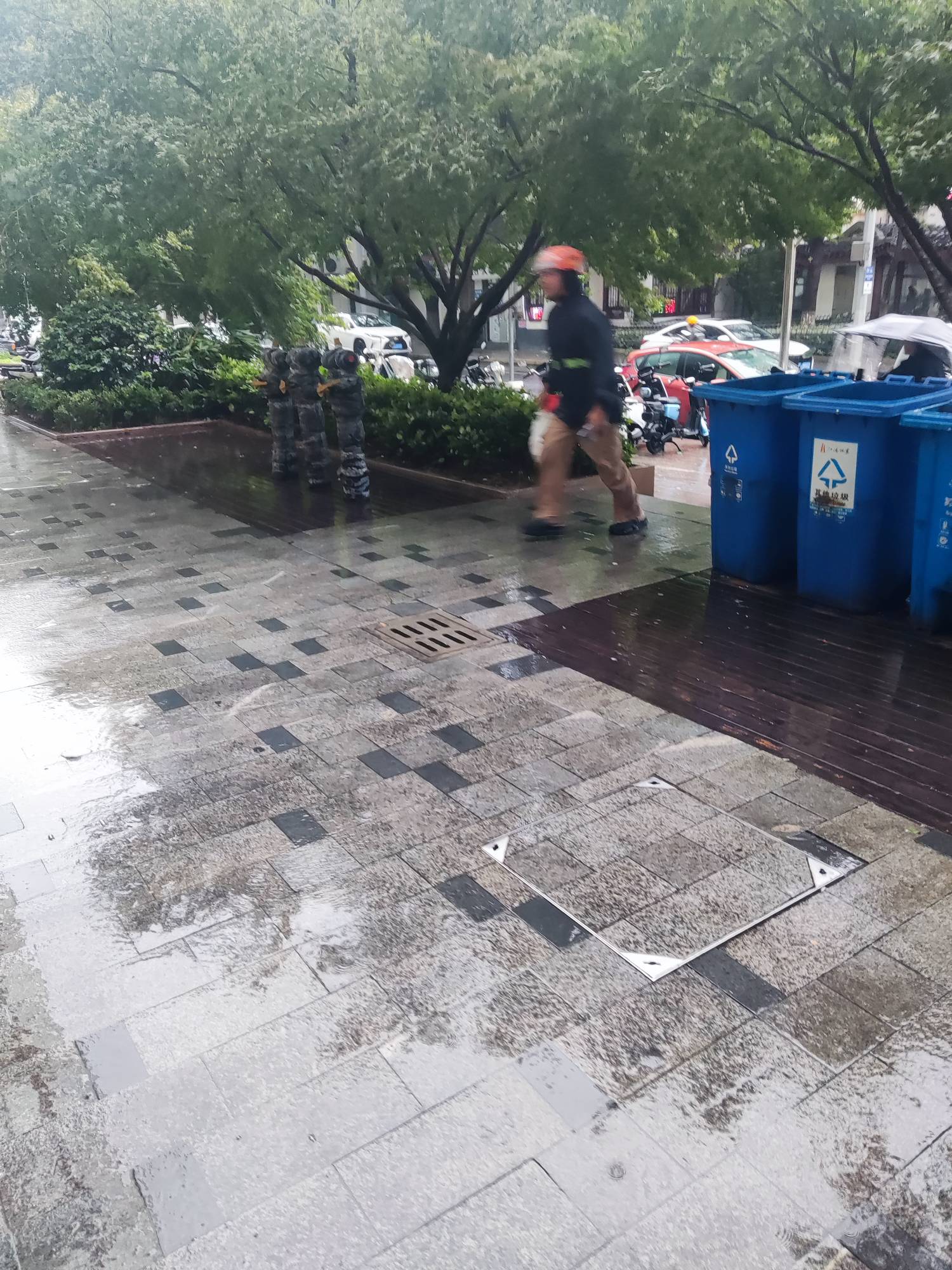 出门看了下这也没咋下雨啊怎么✓8外卖全关了，在门口看到好多淘宝闪购还在那一边游荡97 / 作者:麻将糊了333 / 