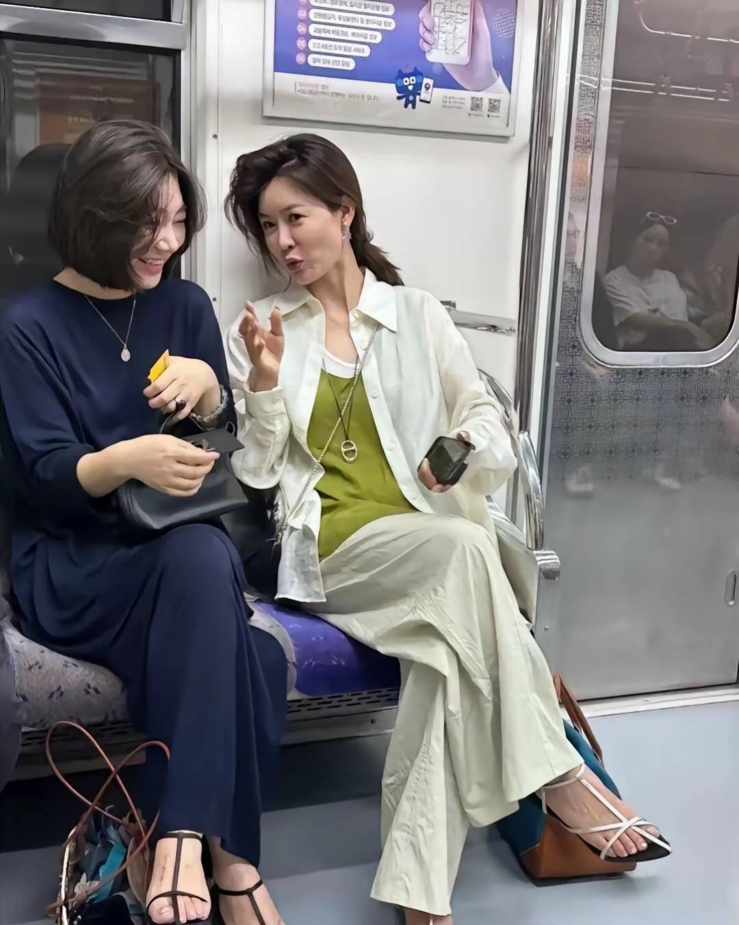 龙眼广场这边起码二十多个挂壁仔 公园已经睡满了 刚刚我去超市联网看广告新手机新威7 / 作者:突然提 / 