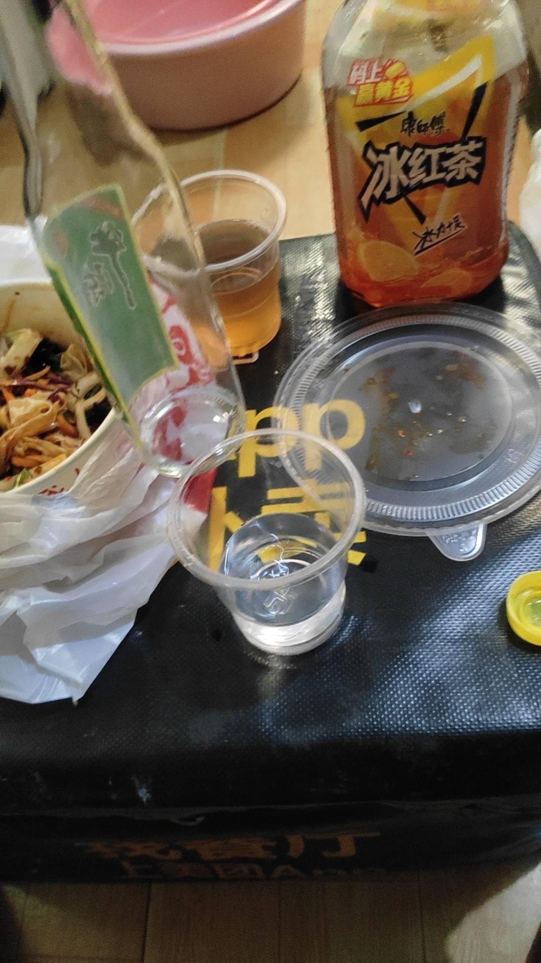 老哥们，我认了。
喝酒叫他们，酒不多，只有凉菜没有肉没有人来。真的是没钱有钱直接75 / 作者:酒肉和尚 / 
