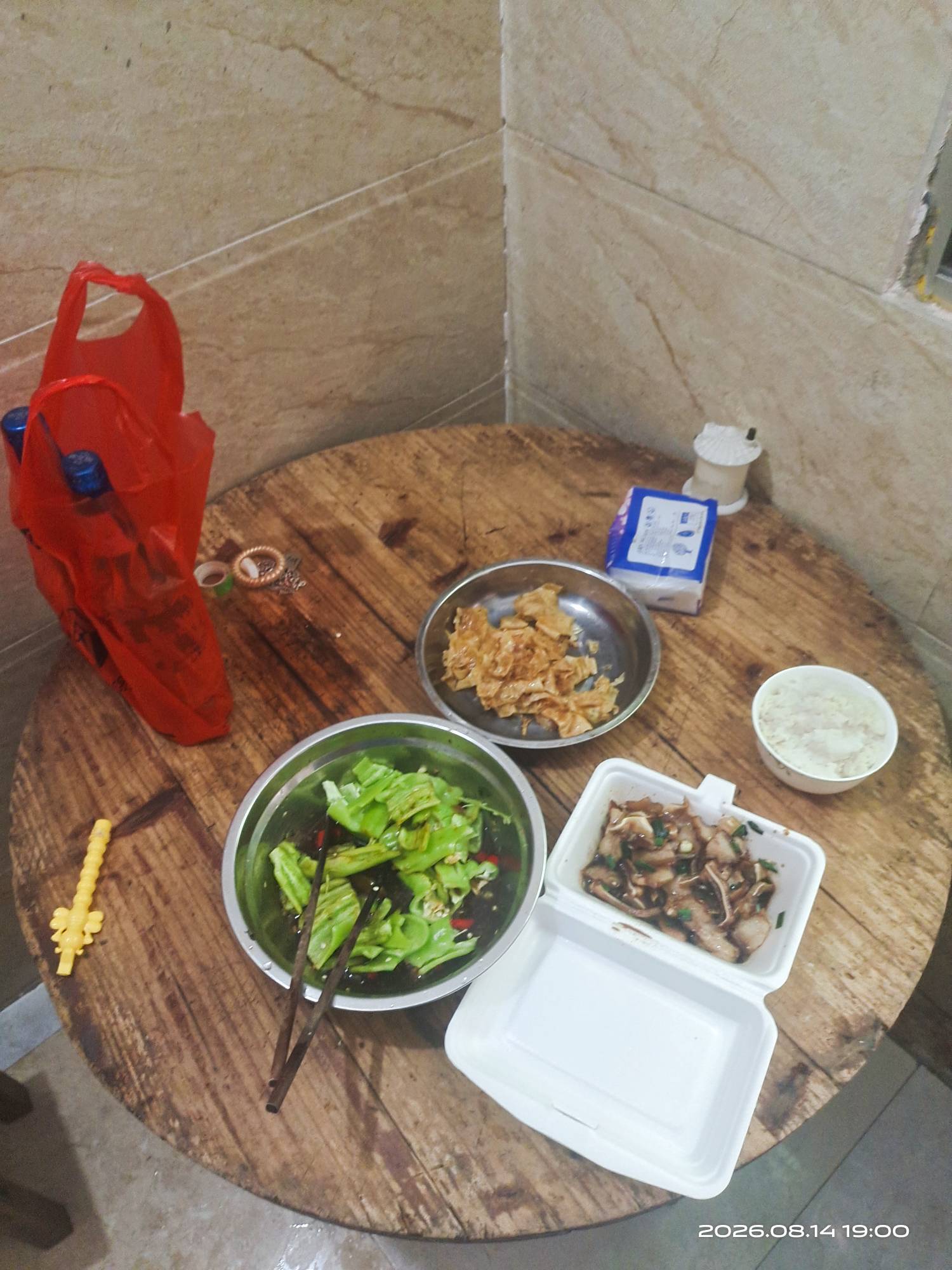 老哥们吃饭了

26 / 作者:挂壁哥 / 