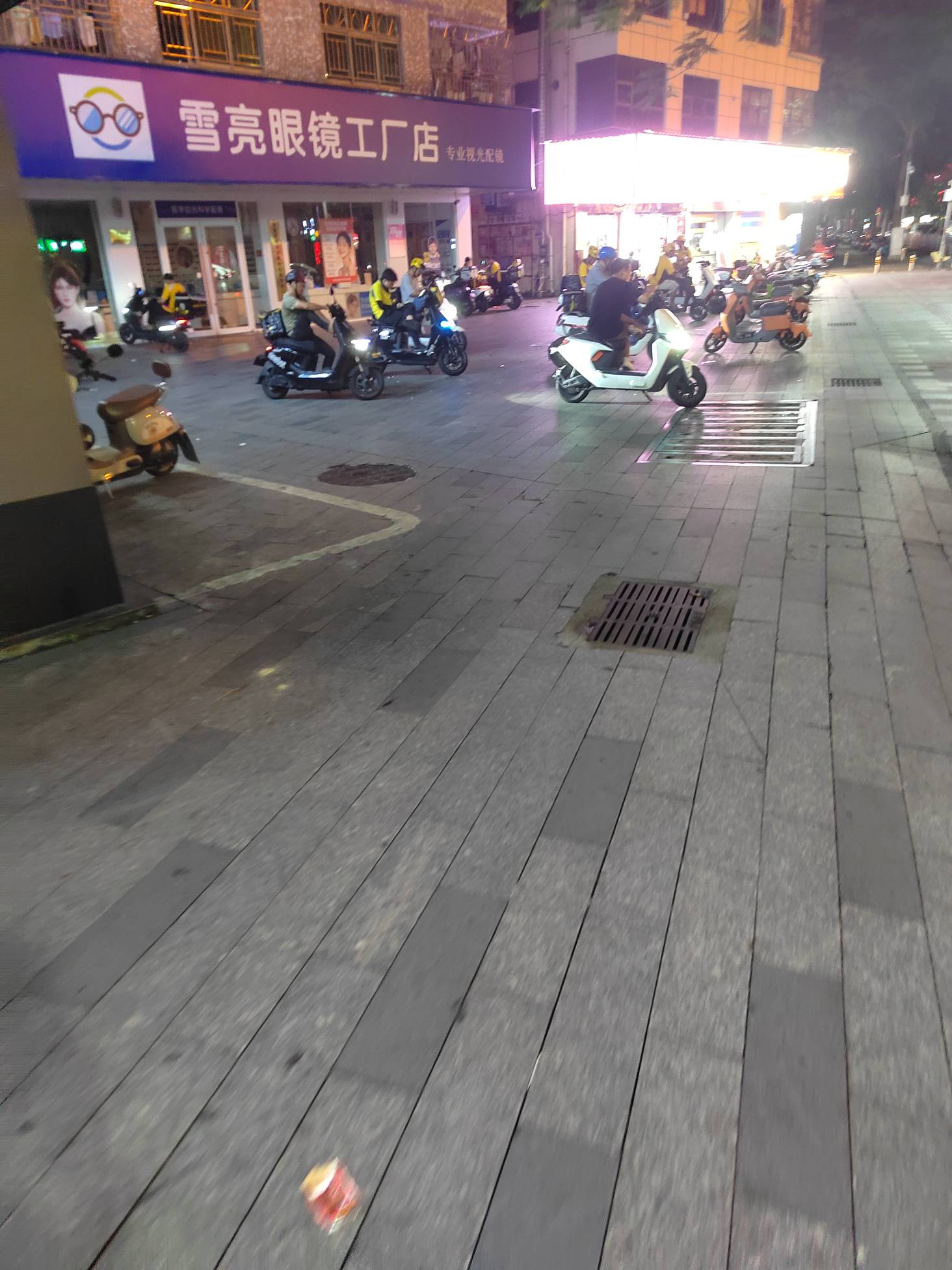 生活太难了，那么晚还有这么多老哥等单，没米真是动都动不了，老哥们你们被困在挂壁房44 / 作者:今年要发财 / 