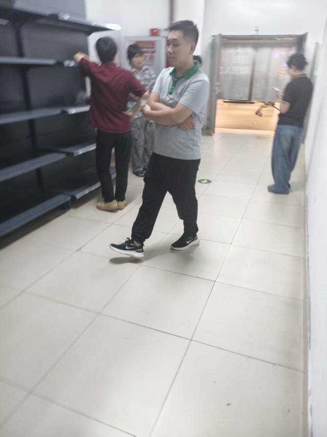这是那个老哥啊，去超市偷东西被抓了



8 / 作者:挂比了救我鸭 / 