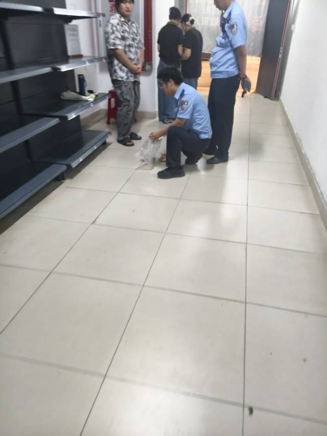 这是那个老哥啊，去超市偷东西被抓了



22 / 作者:挂比了救我鸭 / 
